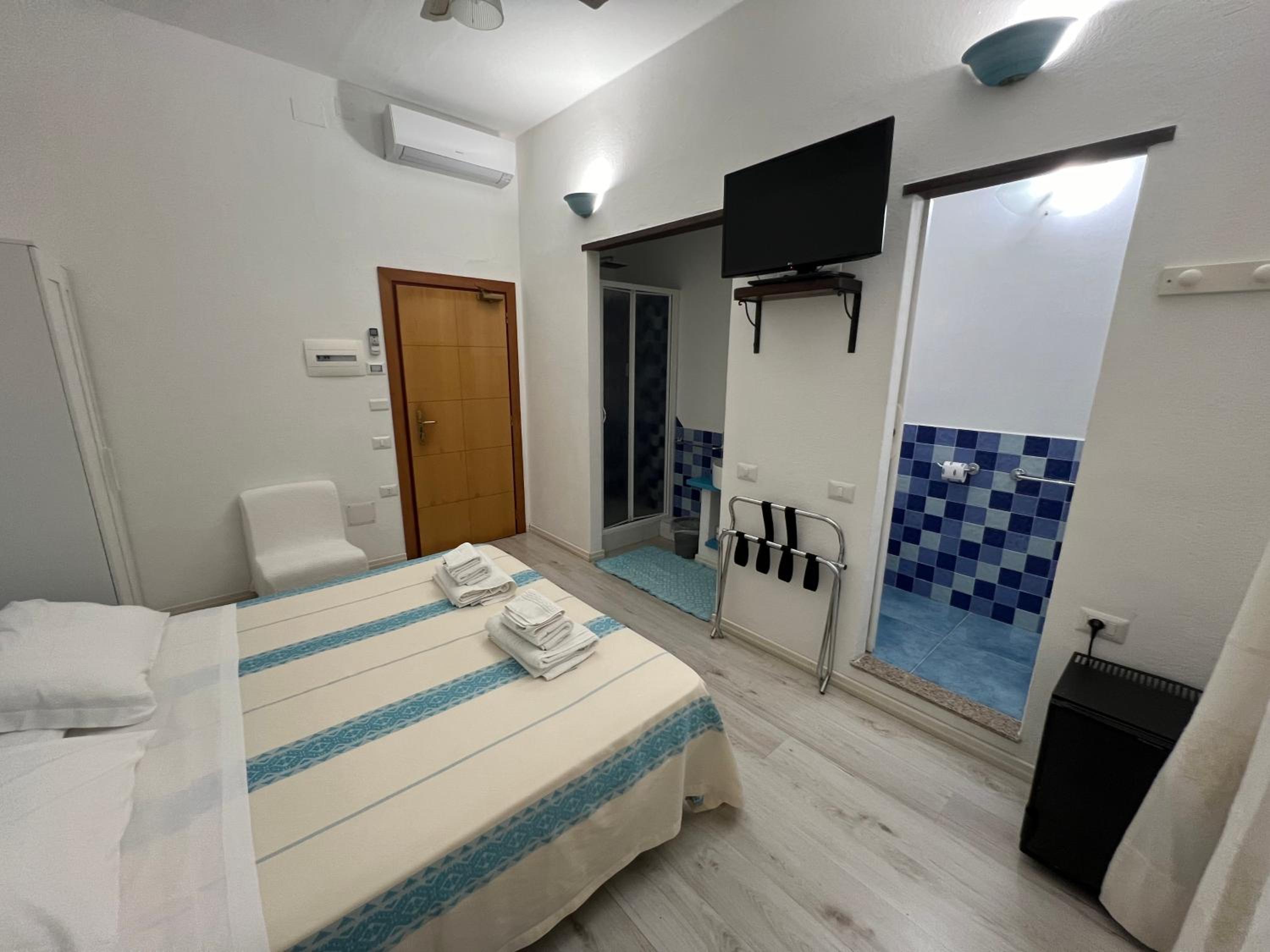 Double or Twin Room with Sea View - Photo 12