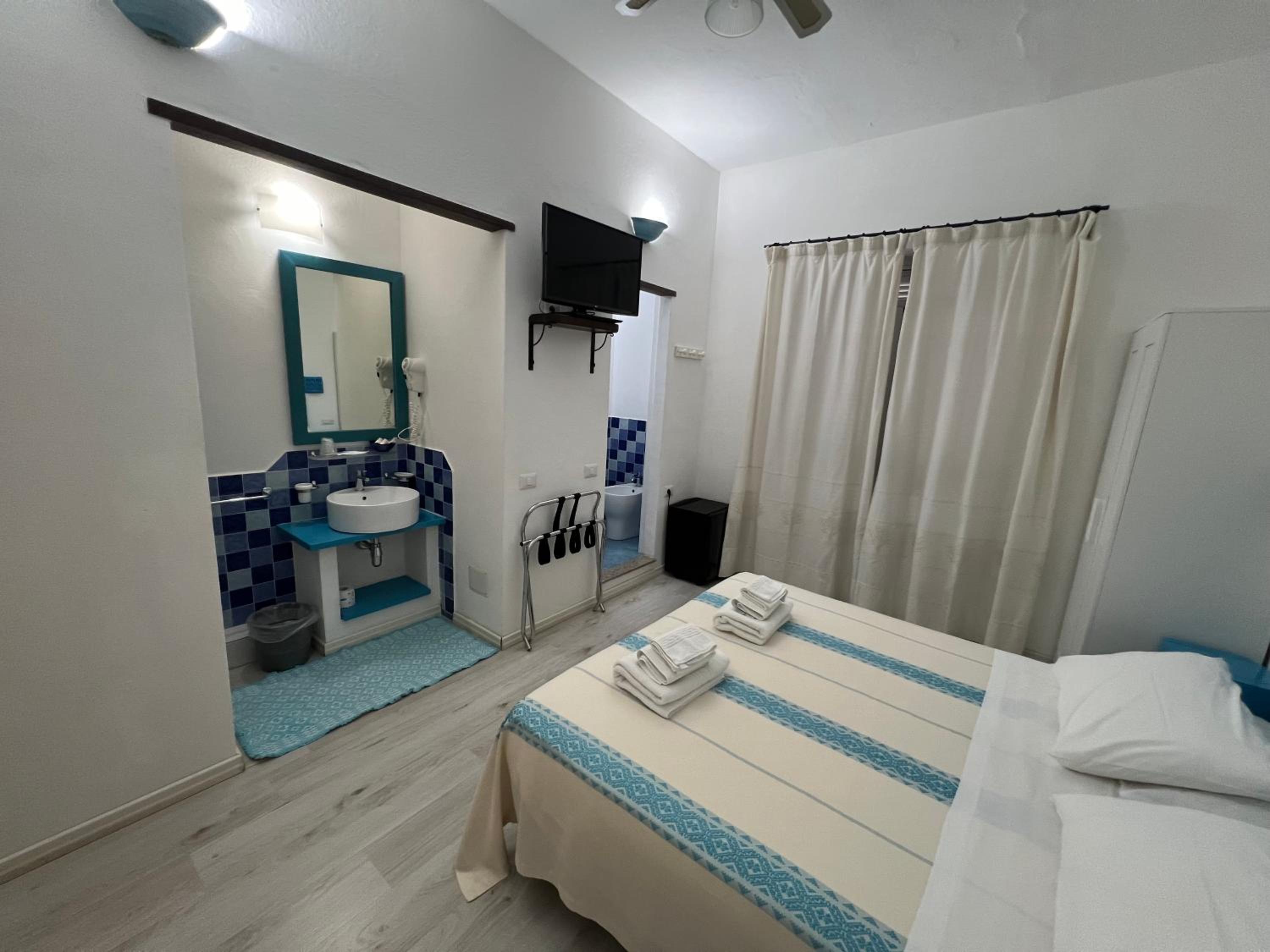 Double or Twin Room with Sea View - Photo 13