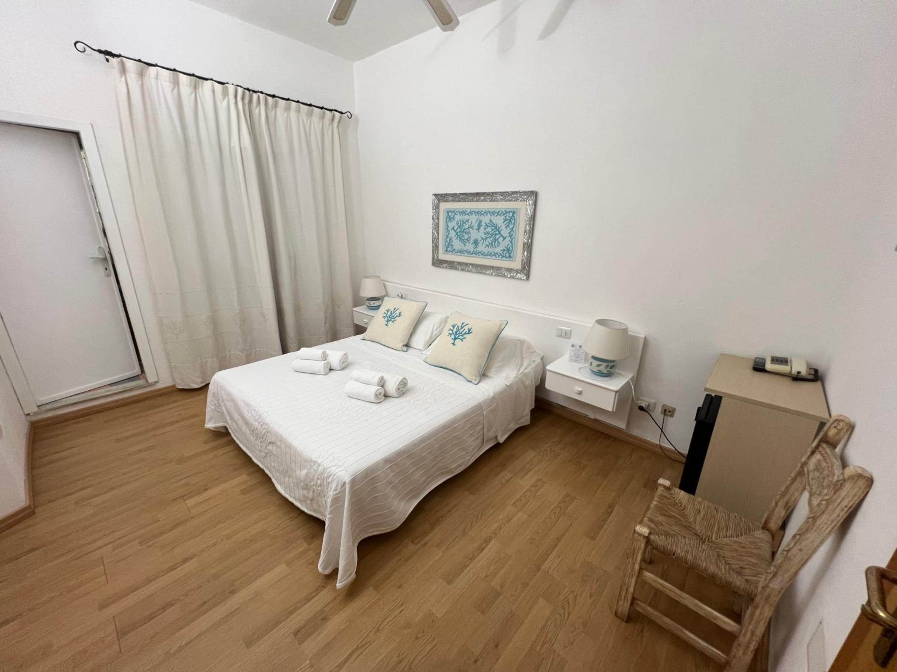 Double or Twin Room with Sea View - Photo 14
