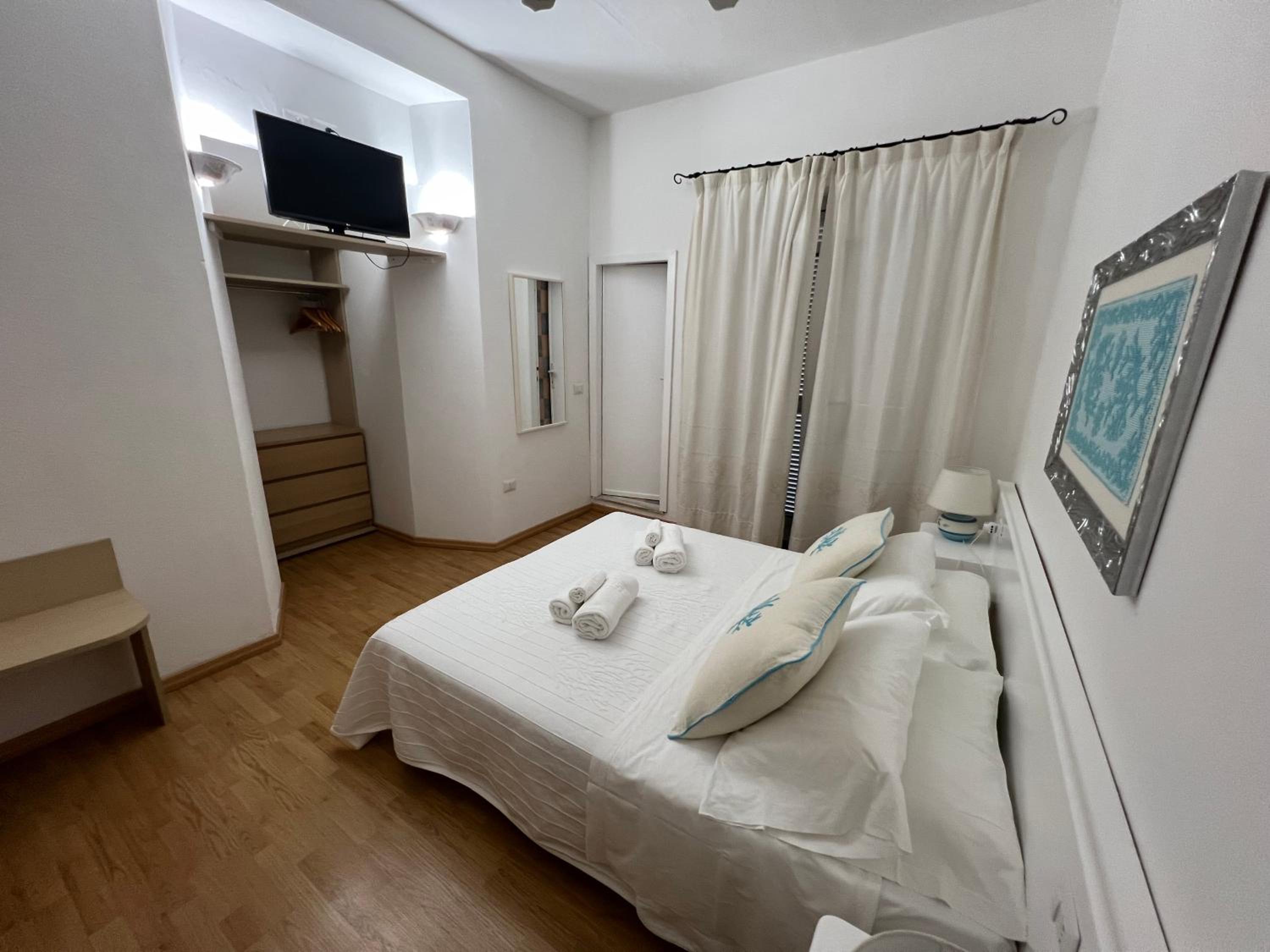Double or Twin Room with Sea View - Photo 15
