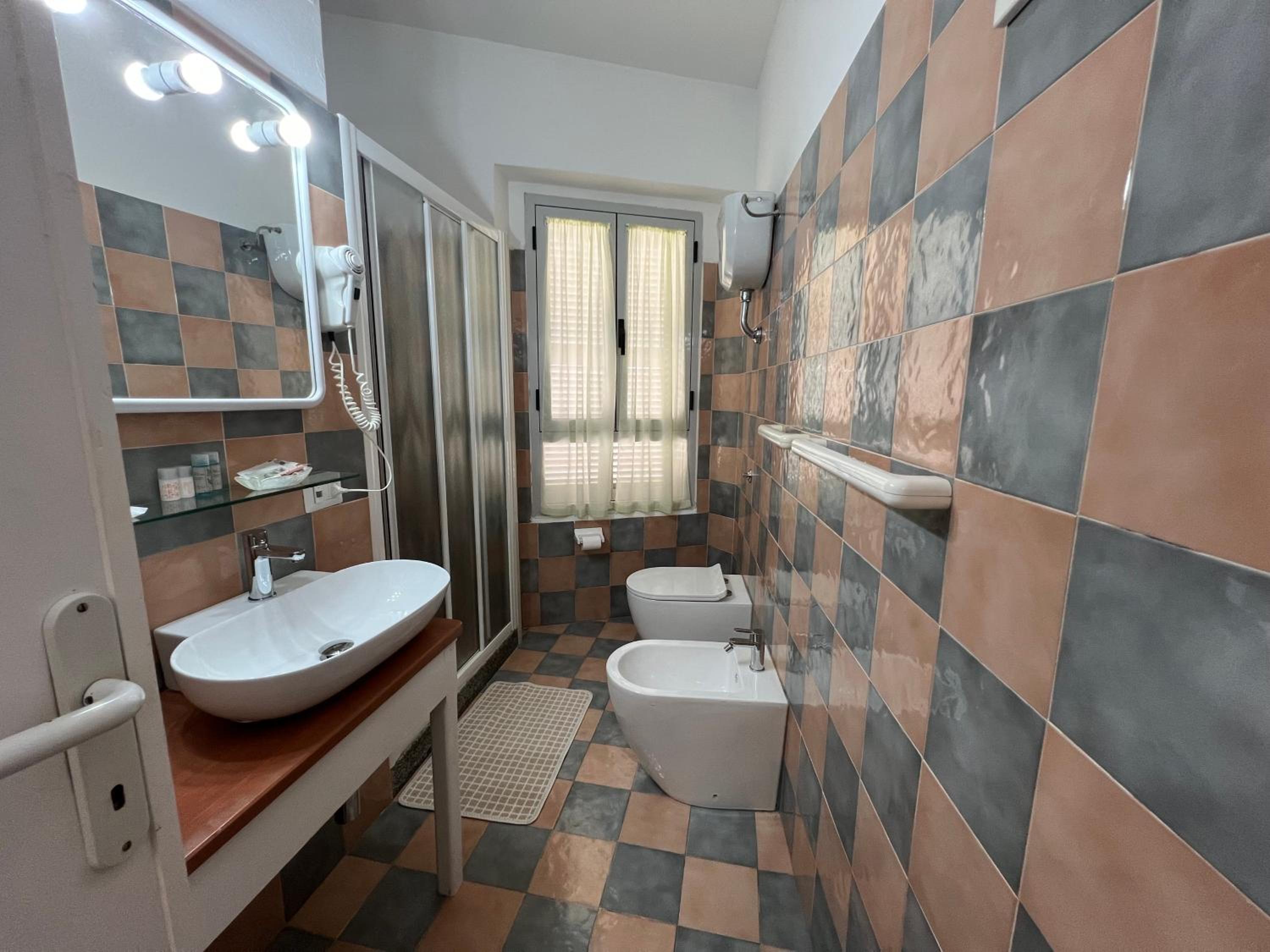 Double or Twin Room with Sea View - Photo 17
