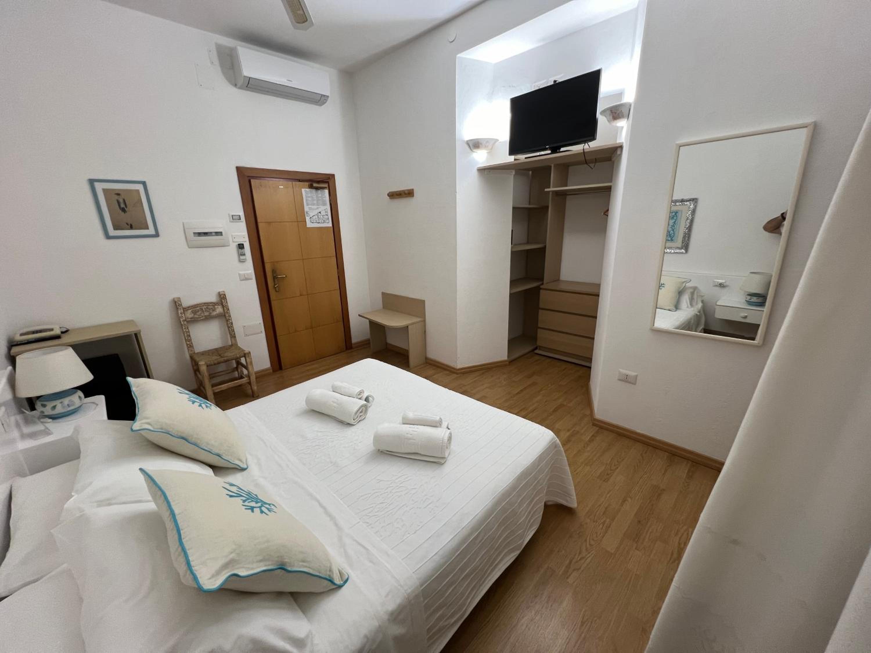 Double or Twin Room with Sea View - Photo 16