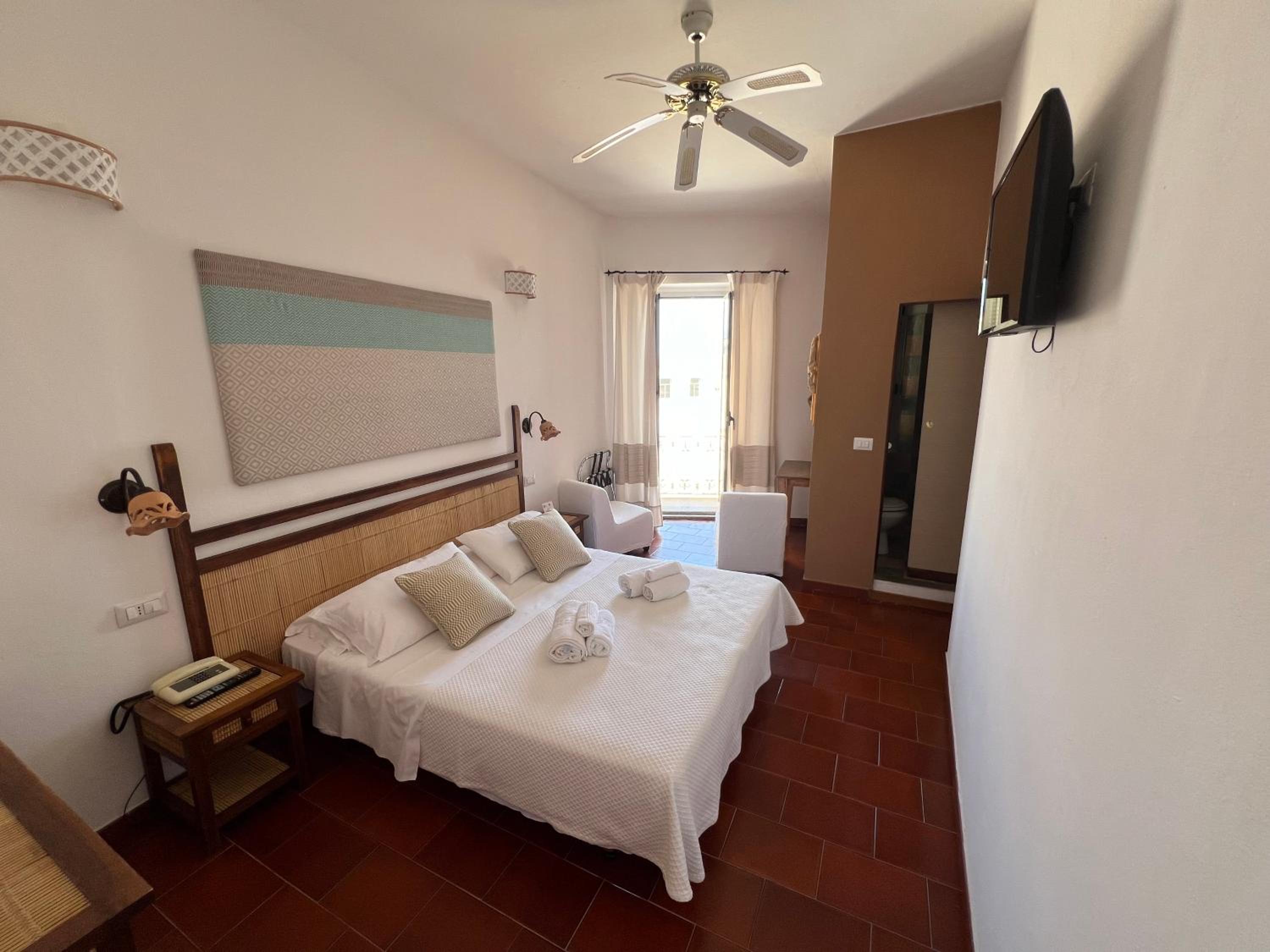 Double or Twin Room with Sea View - Photo 18