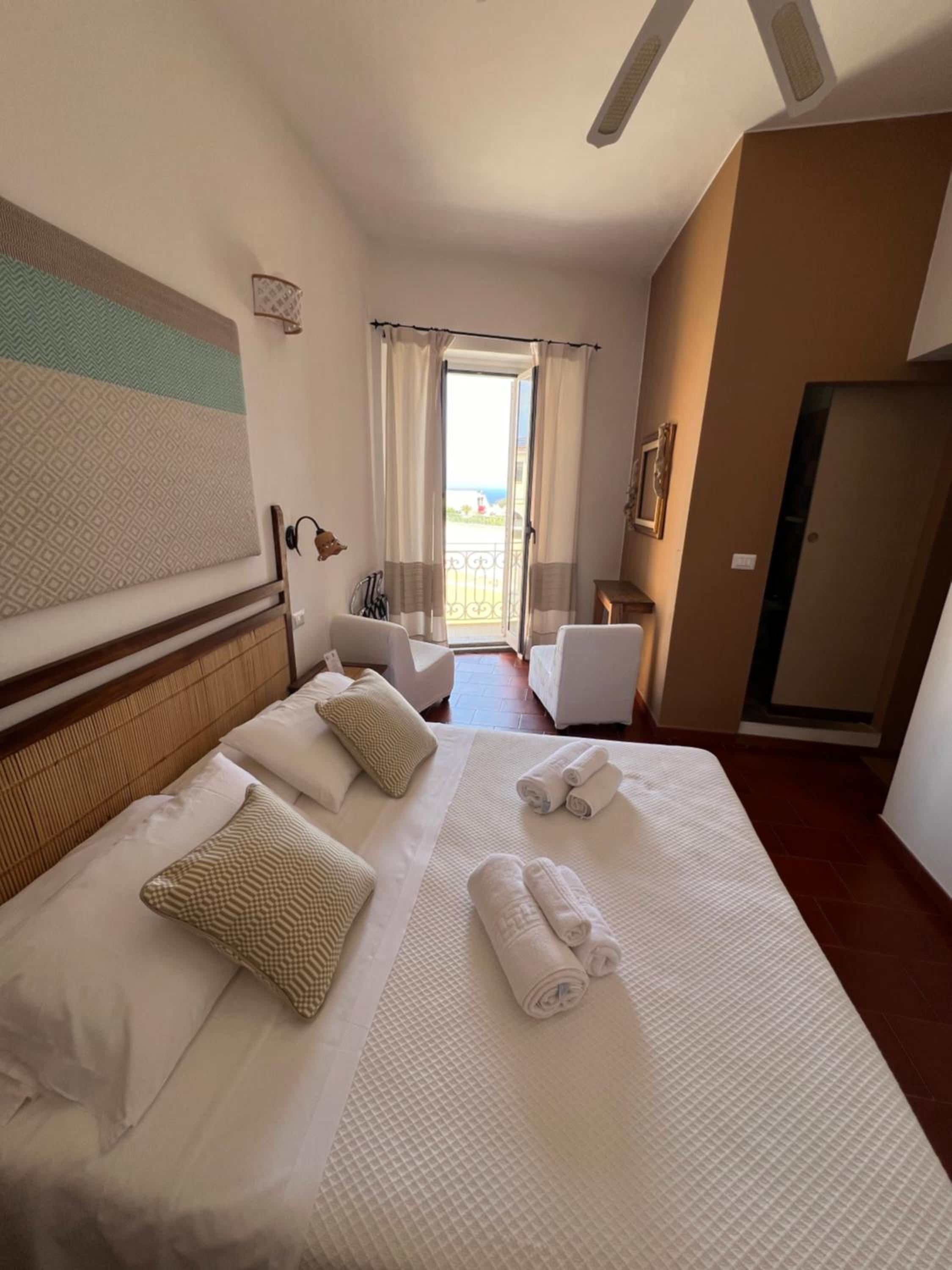 Double or Twin Room with Sea View - Photo 20