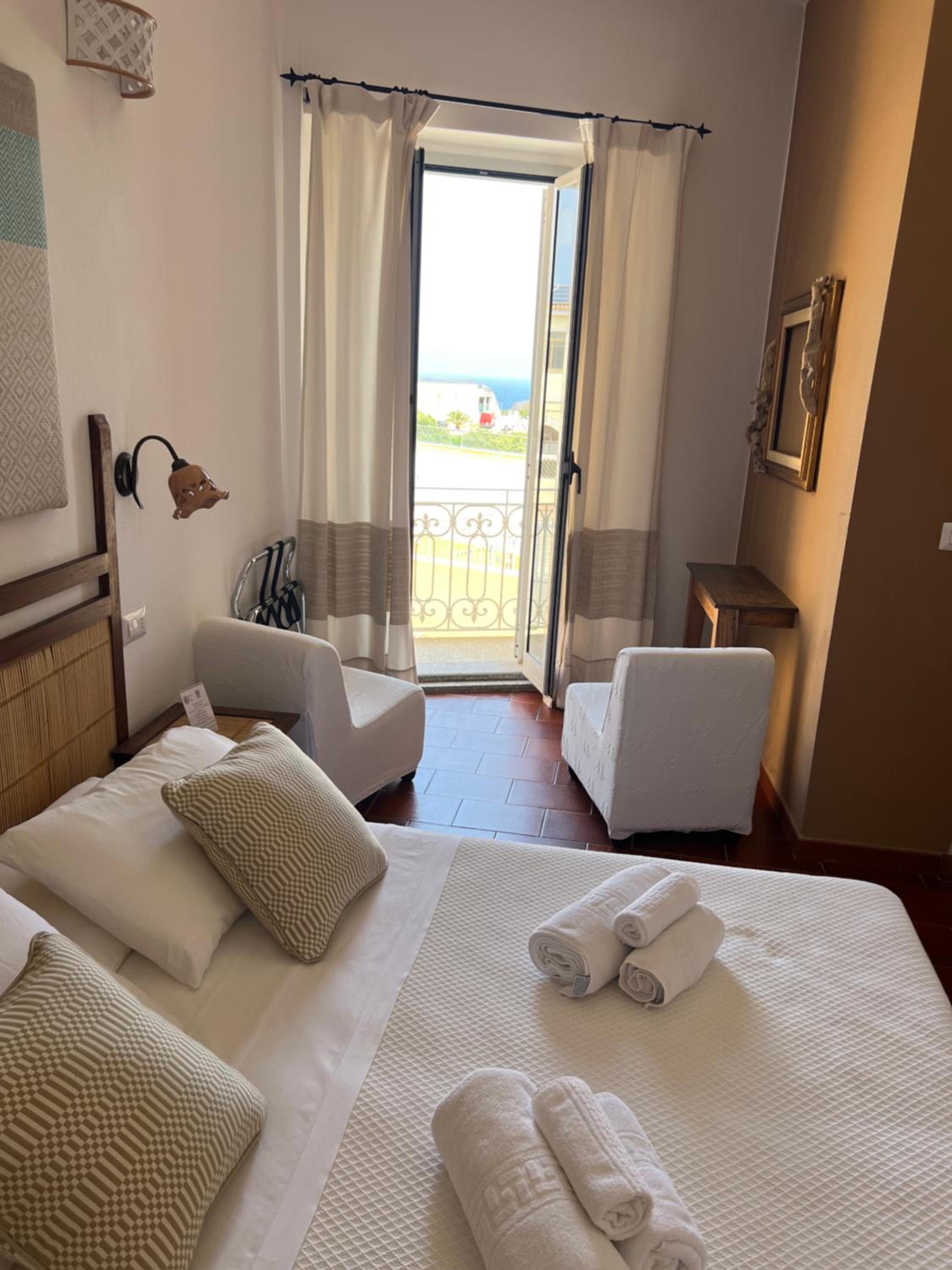 Double or Twin Room with Sea View - Photo 21