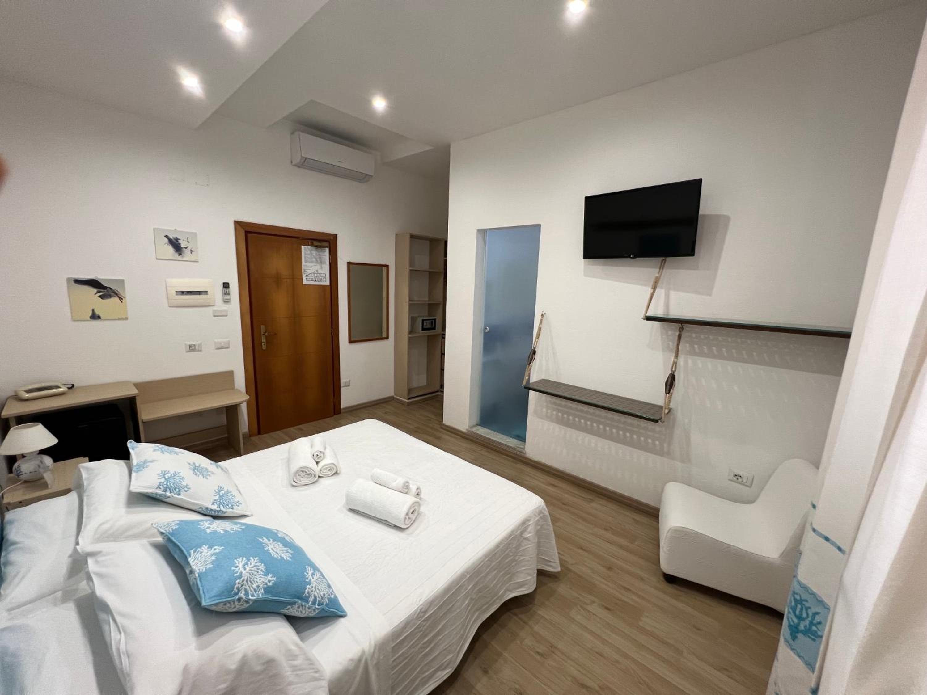 Double or Twin Room with Sea View - Photo 25