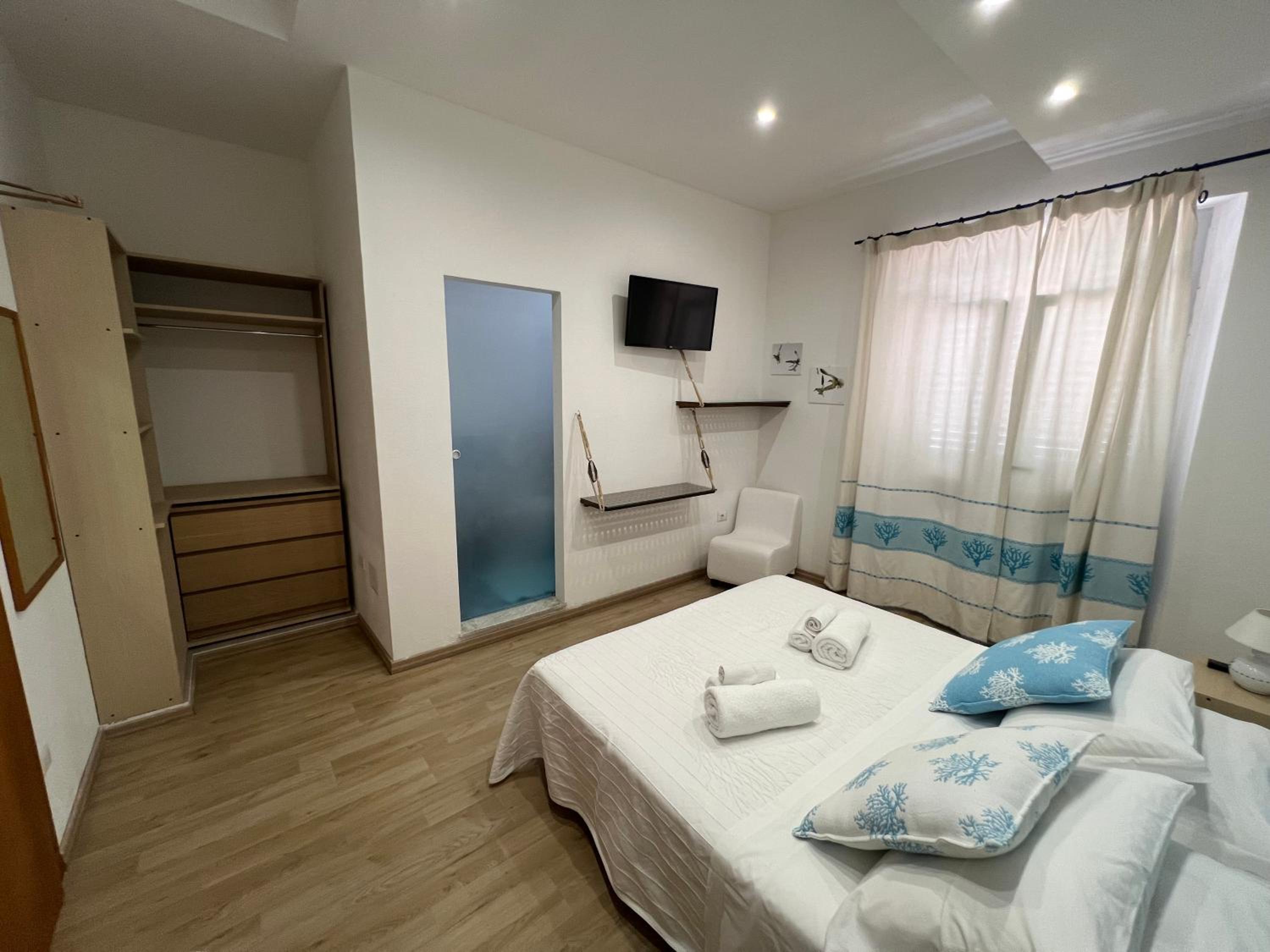Double or Twin Room with Sea View - Photo 24