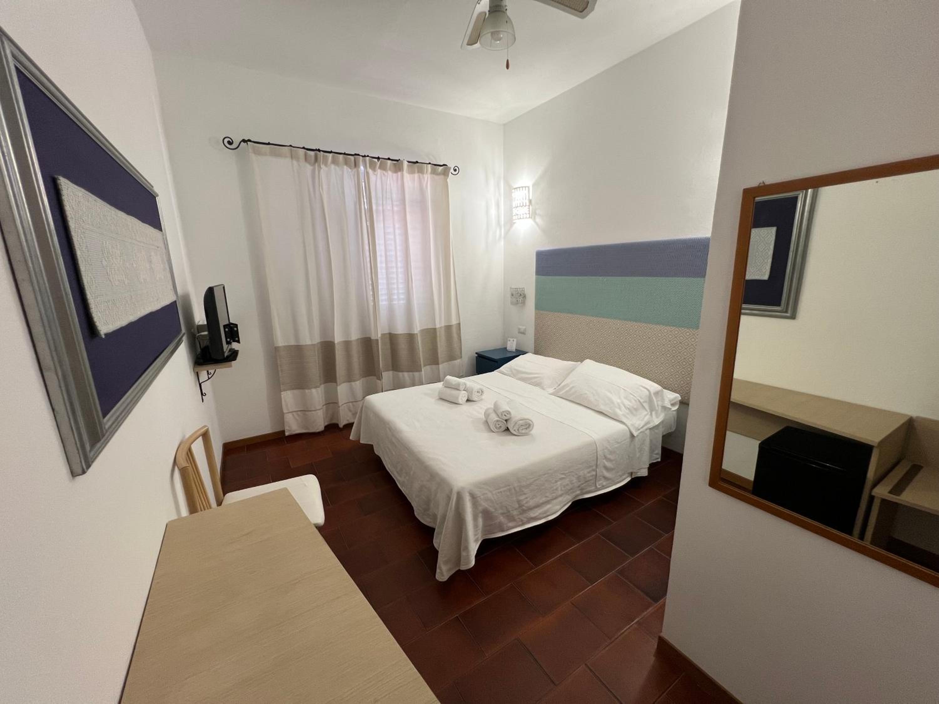 Double or Twin Room with Sea View - Photo 28