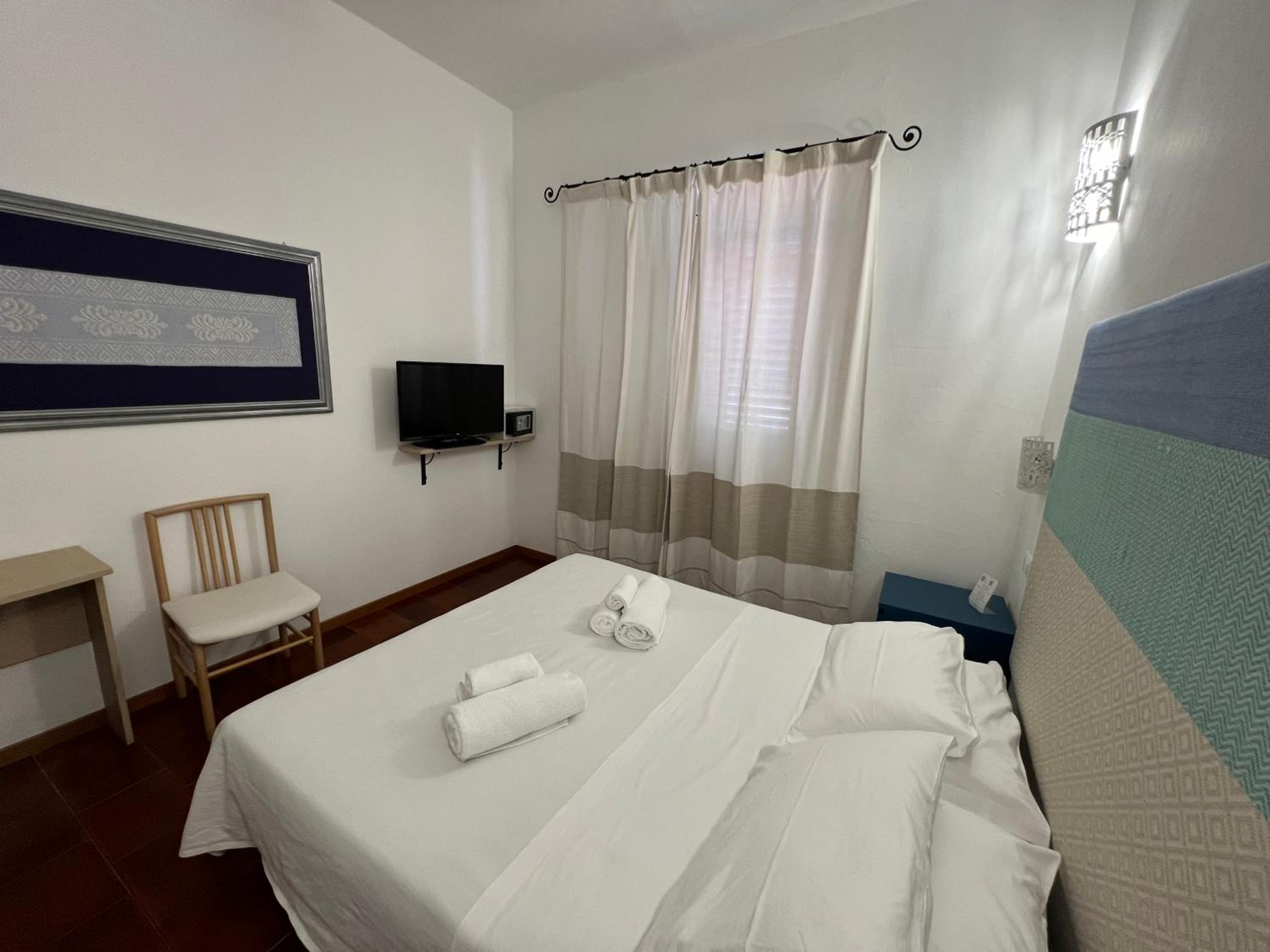 Double or Twin Room with Sea View - Photo 30