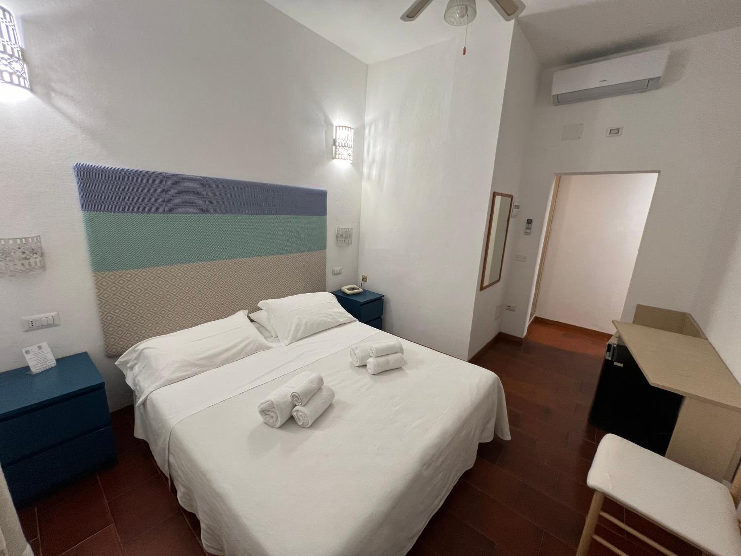 Double or Twin Room with Sea View - Photo 32