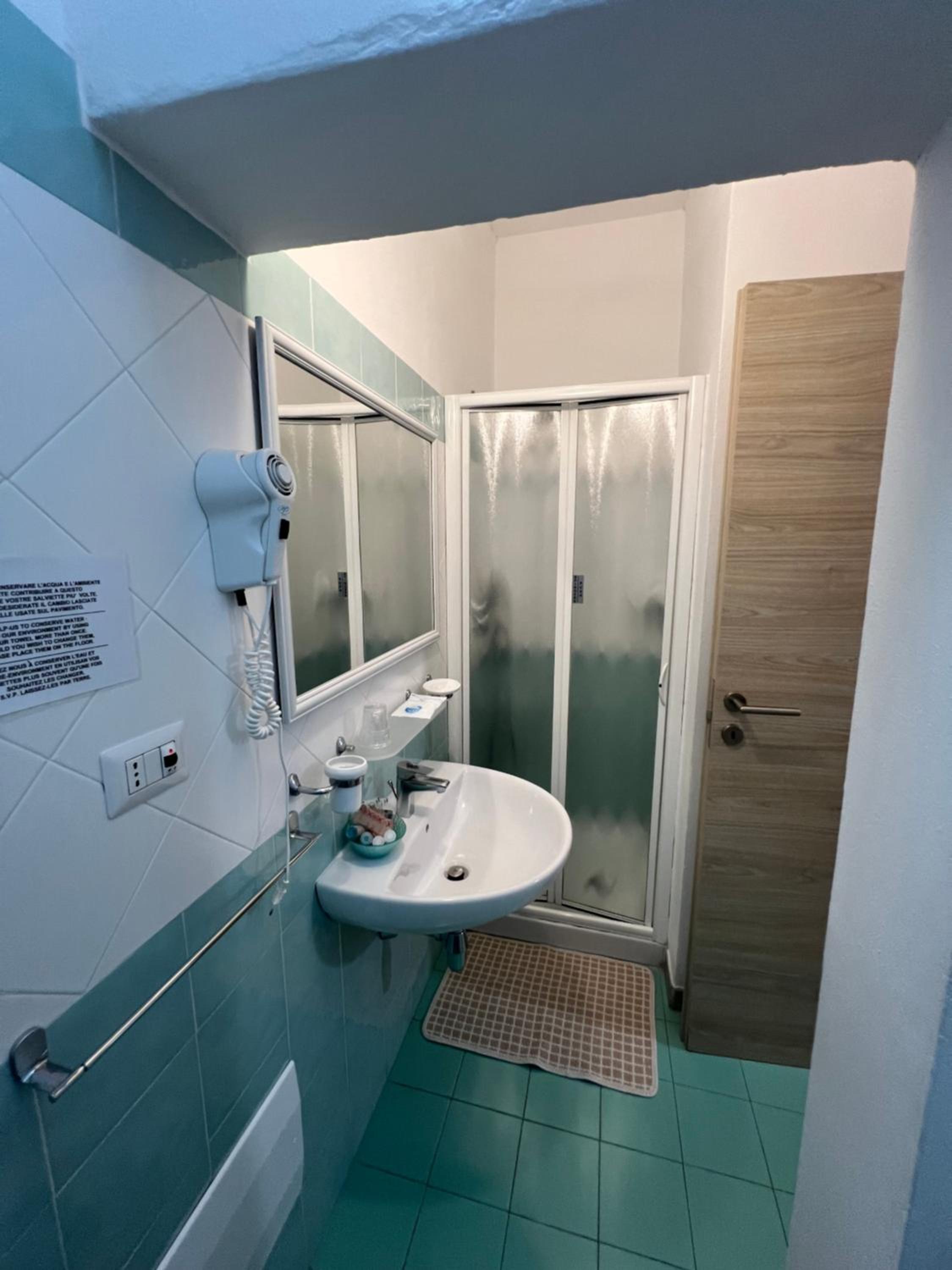 Double or Twin Room with Sea View - Photo 34