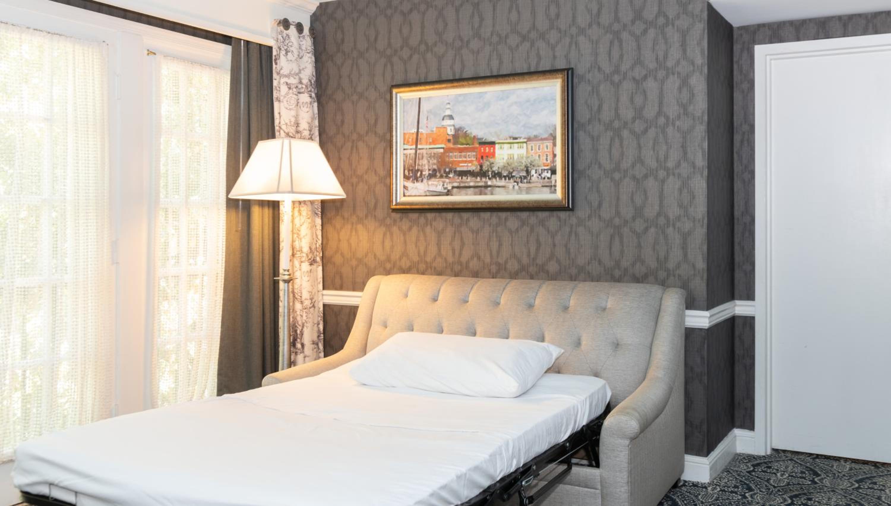 Suite - Photo 1
