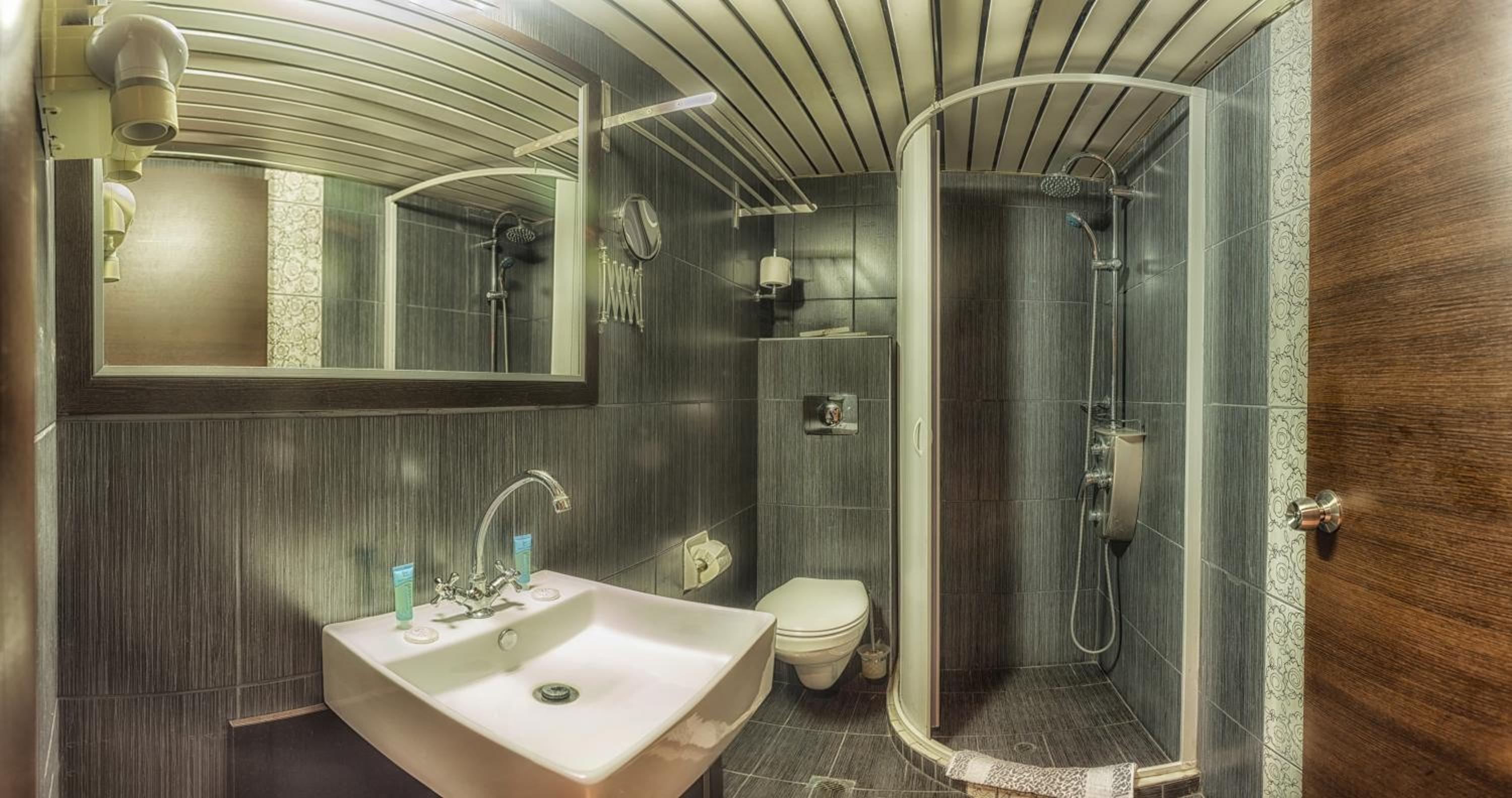Queen Suite with Pool View - Photo 9