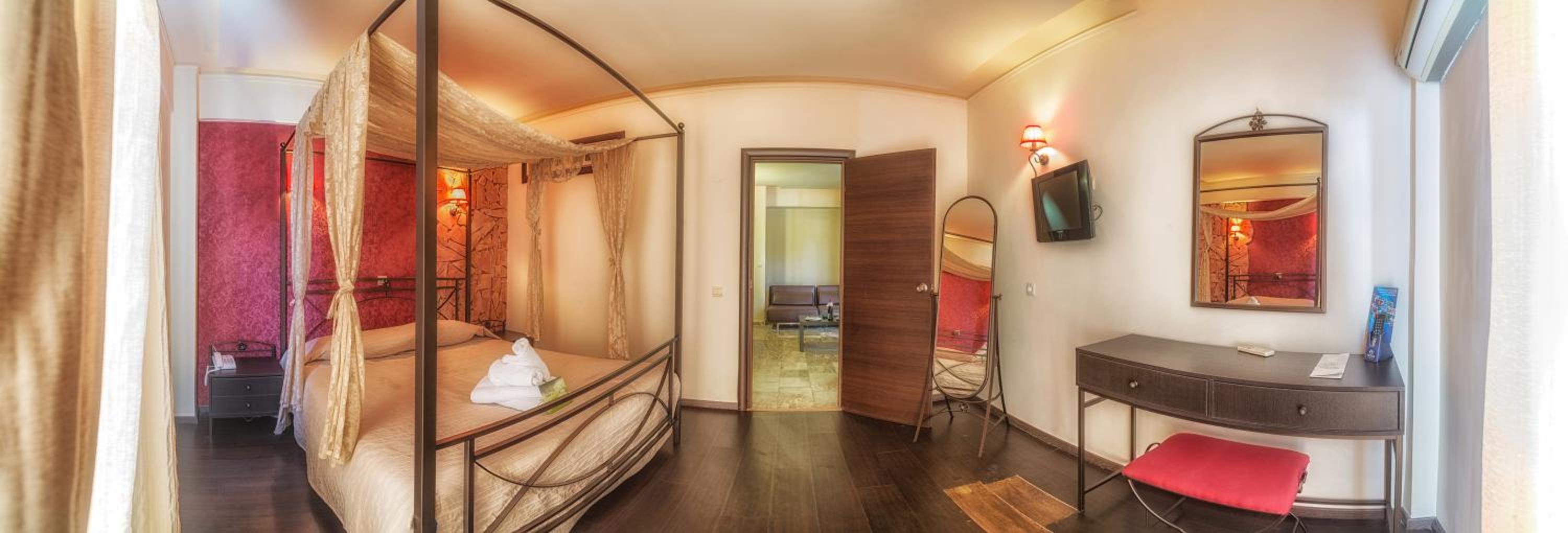 Queen Suite with Pool View - Photo 12