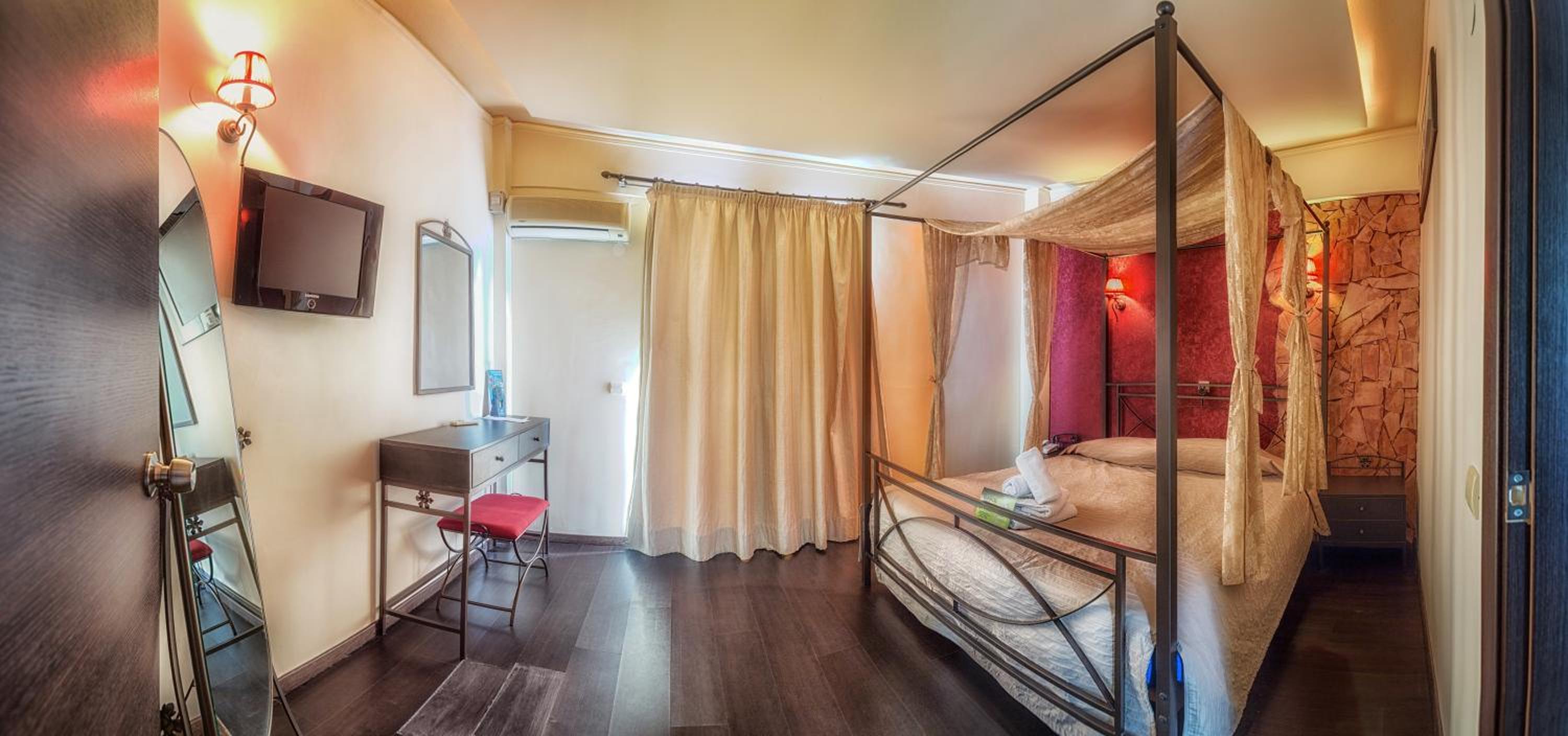 Queen Suite with Pool View - Photo 13