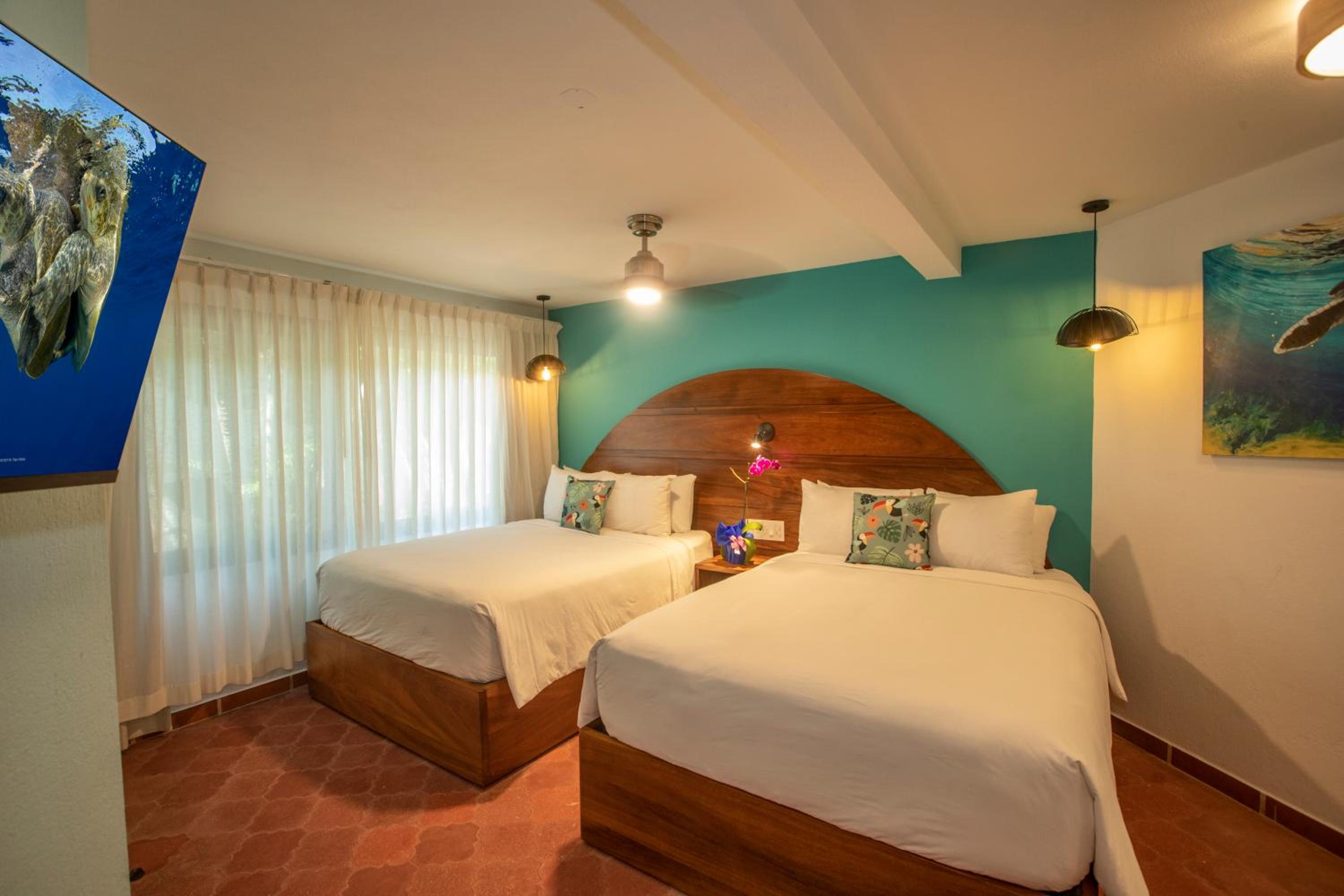Queen Room with Two Queen Beds photo 2
