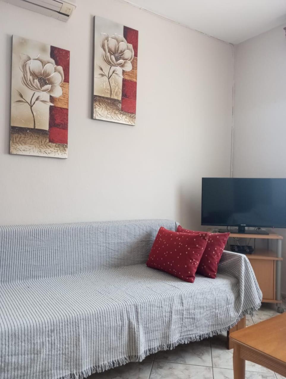 One-Bedroom House - Photo 8