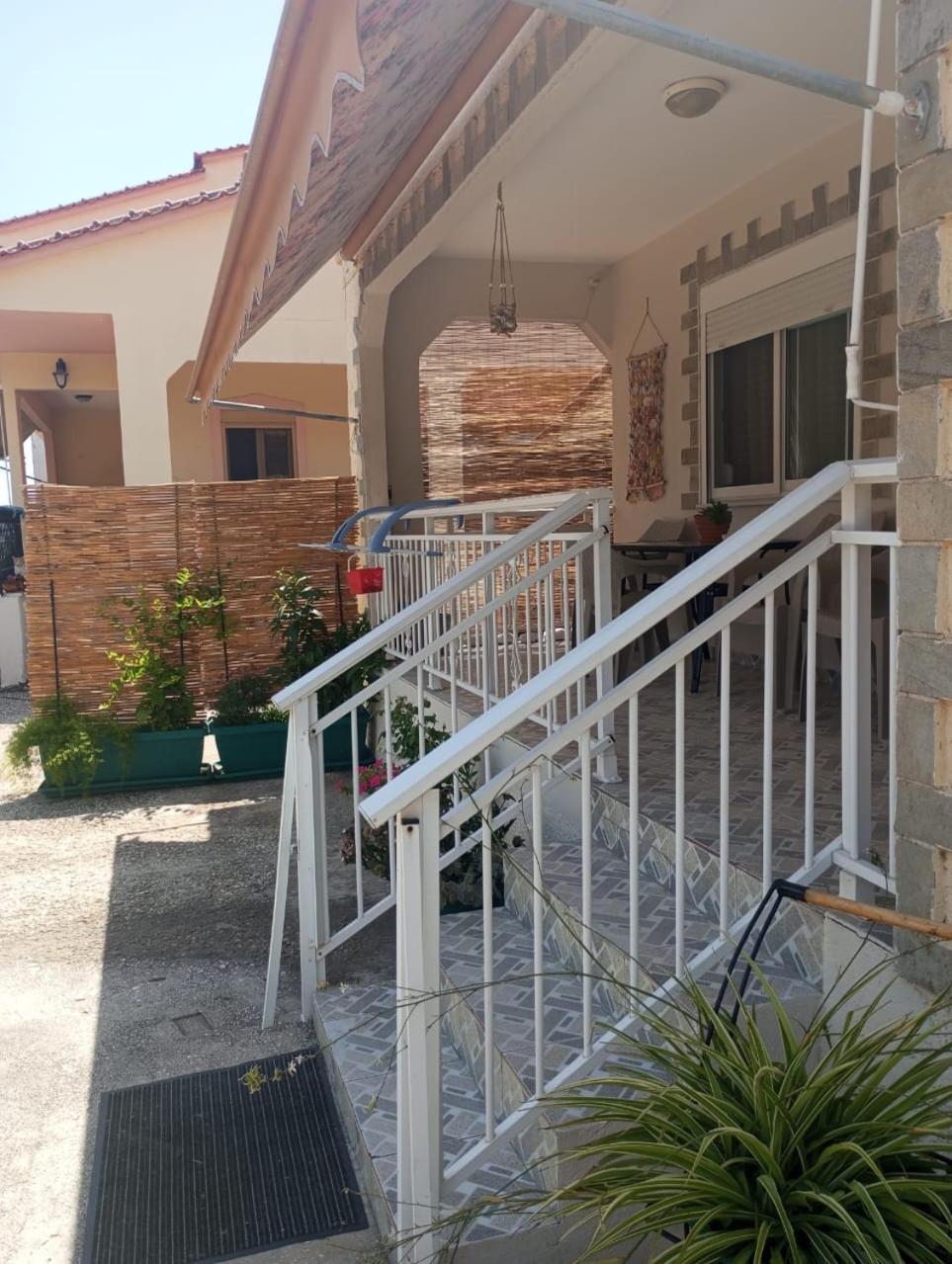 One-Bedroom House - Photo 31