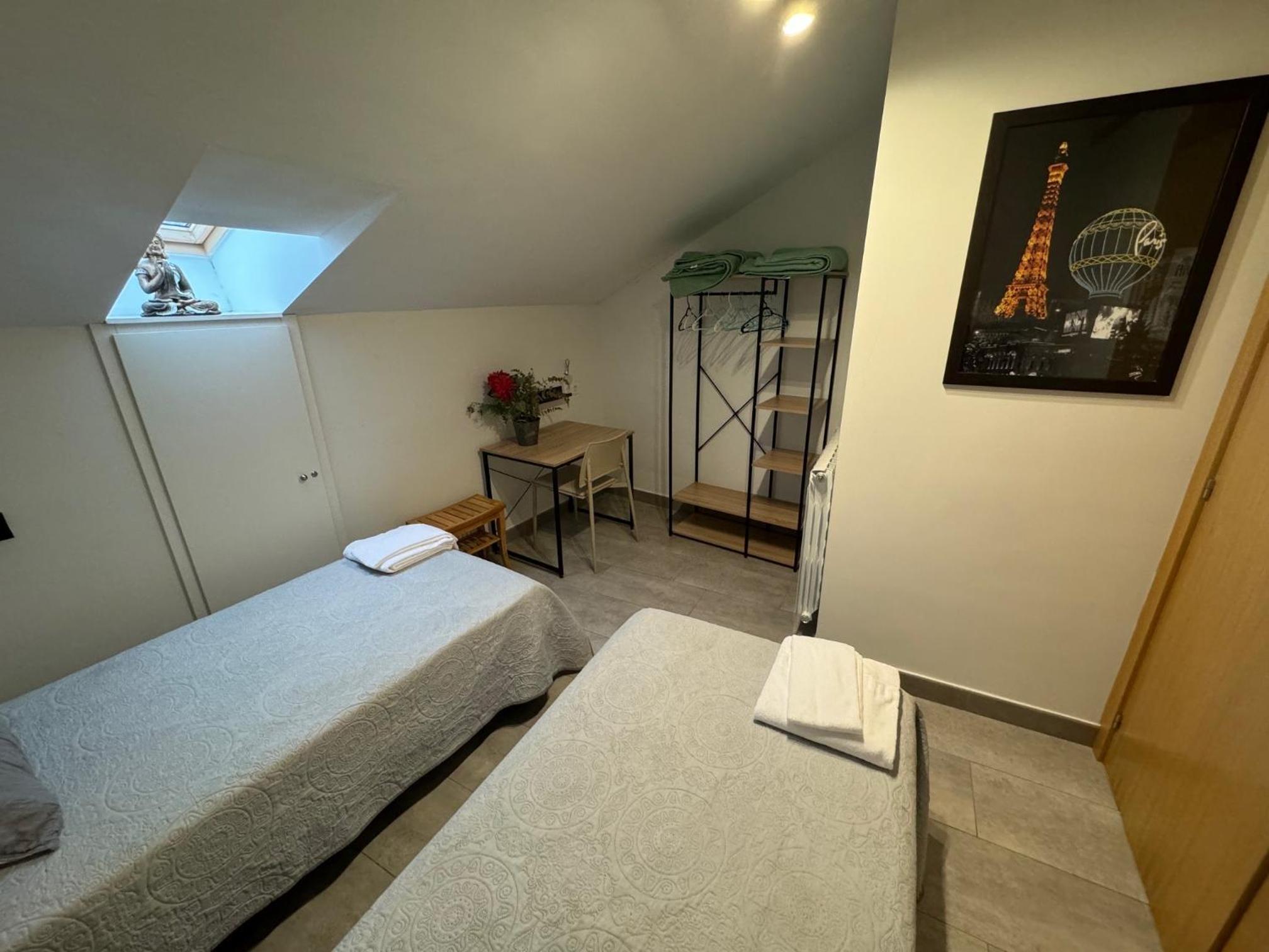 Habitación Estándar con Dos Camas y Baño Compartido