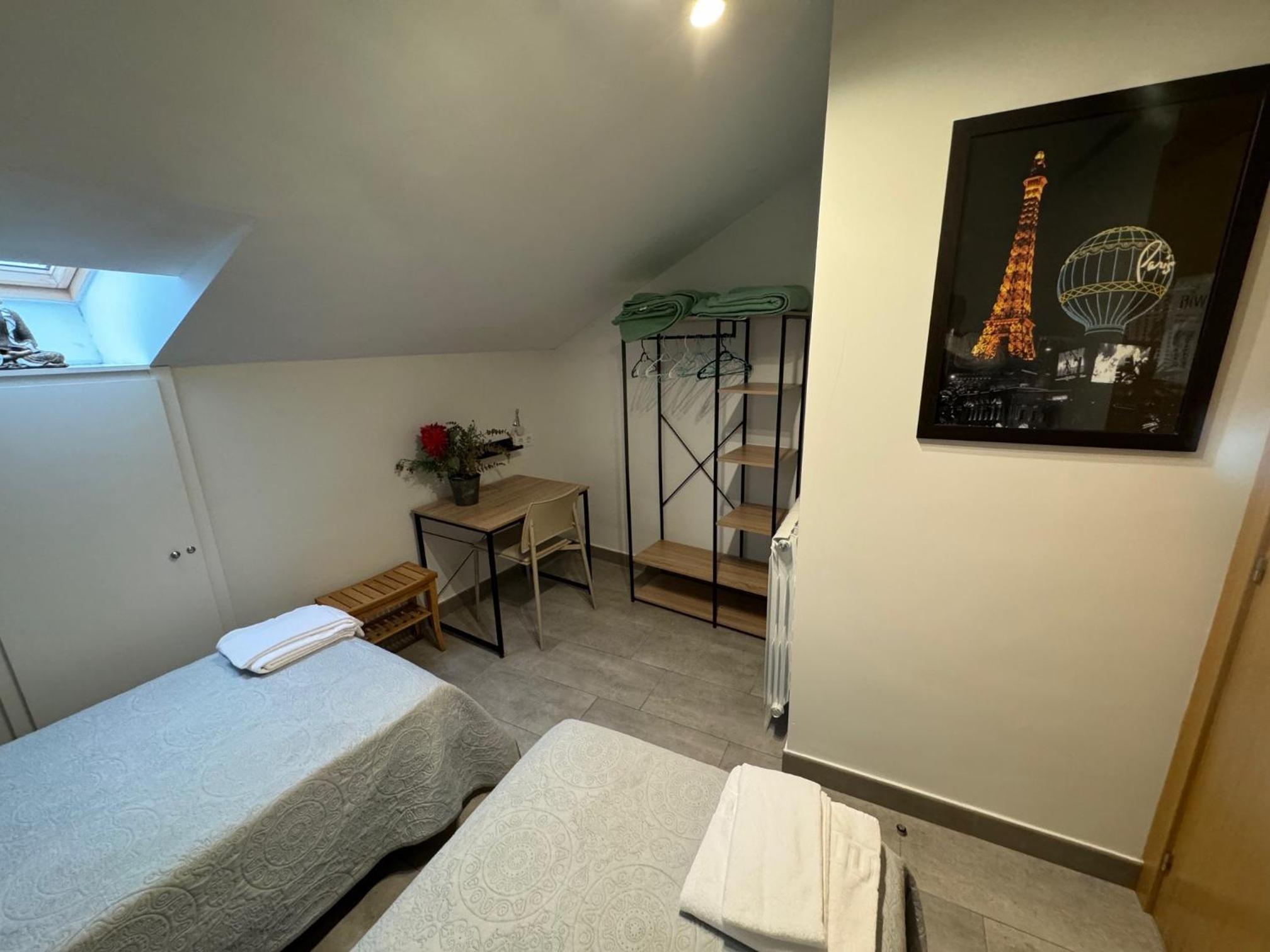Standard Twin Room with Shared Bathroom photo 2