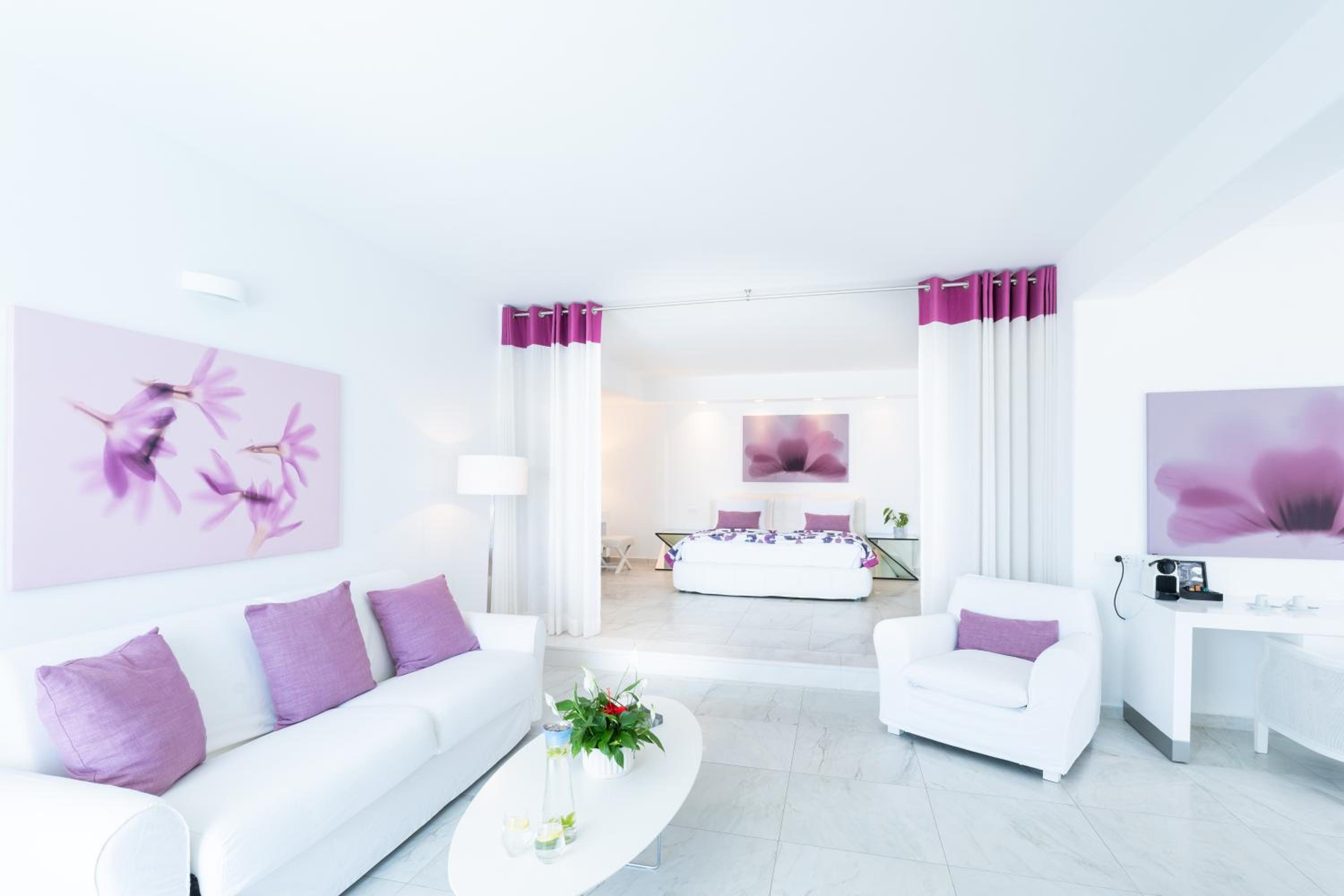 De.Light Suite with Private Pool - Photo 13