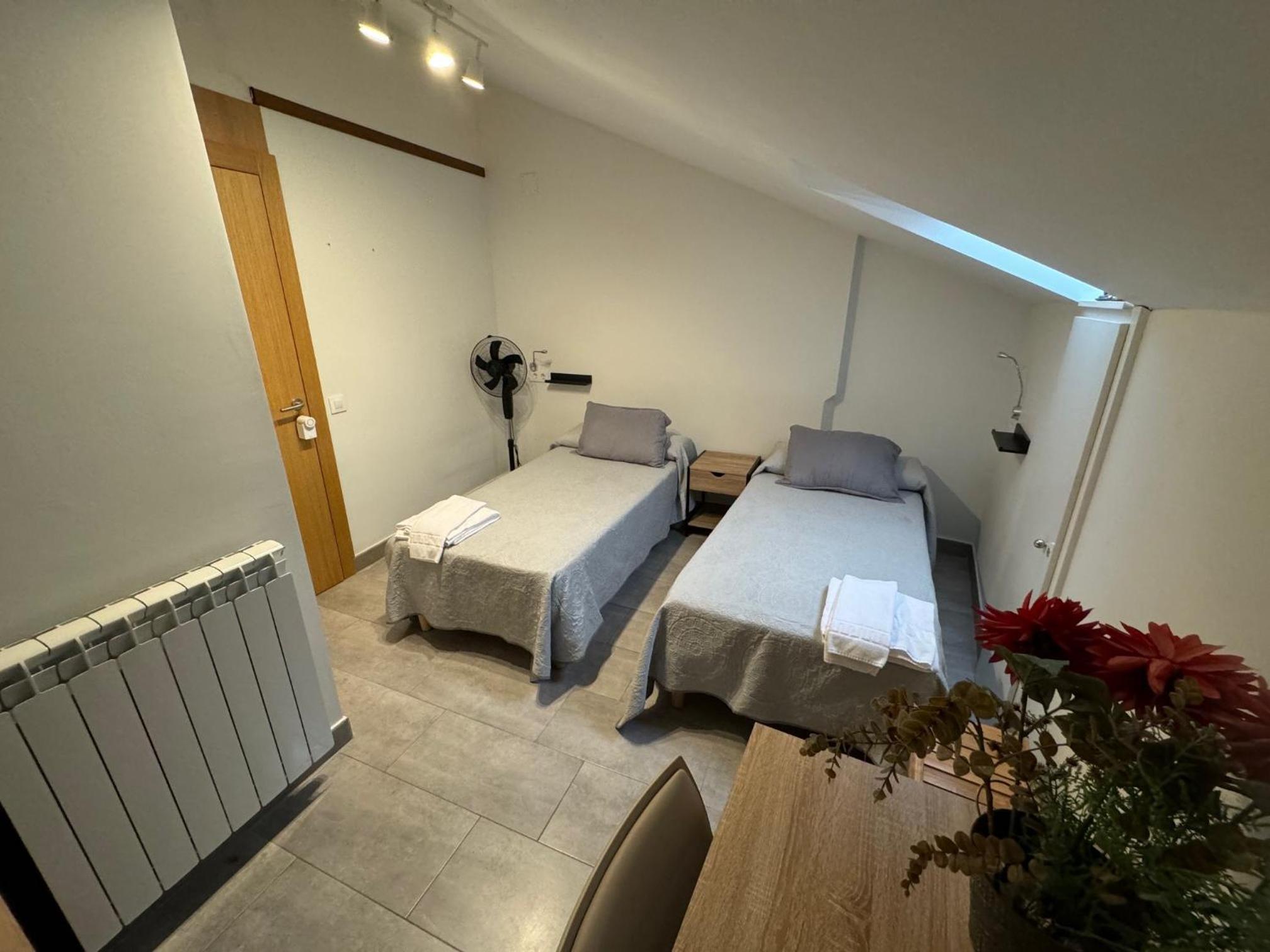 Standard Twin Room with Shared Bathroom photo 3