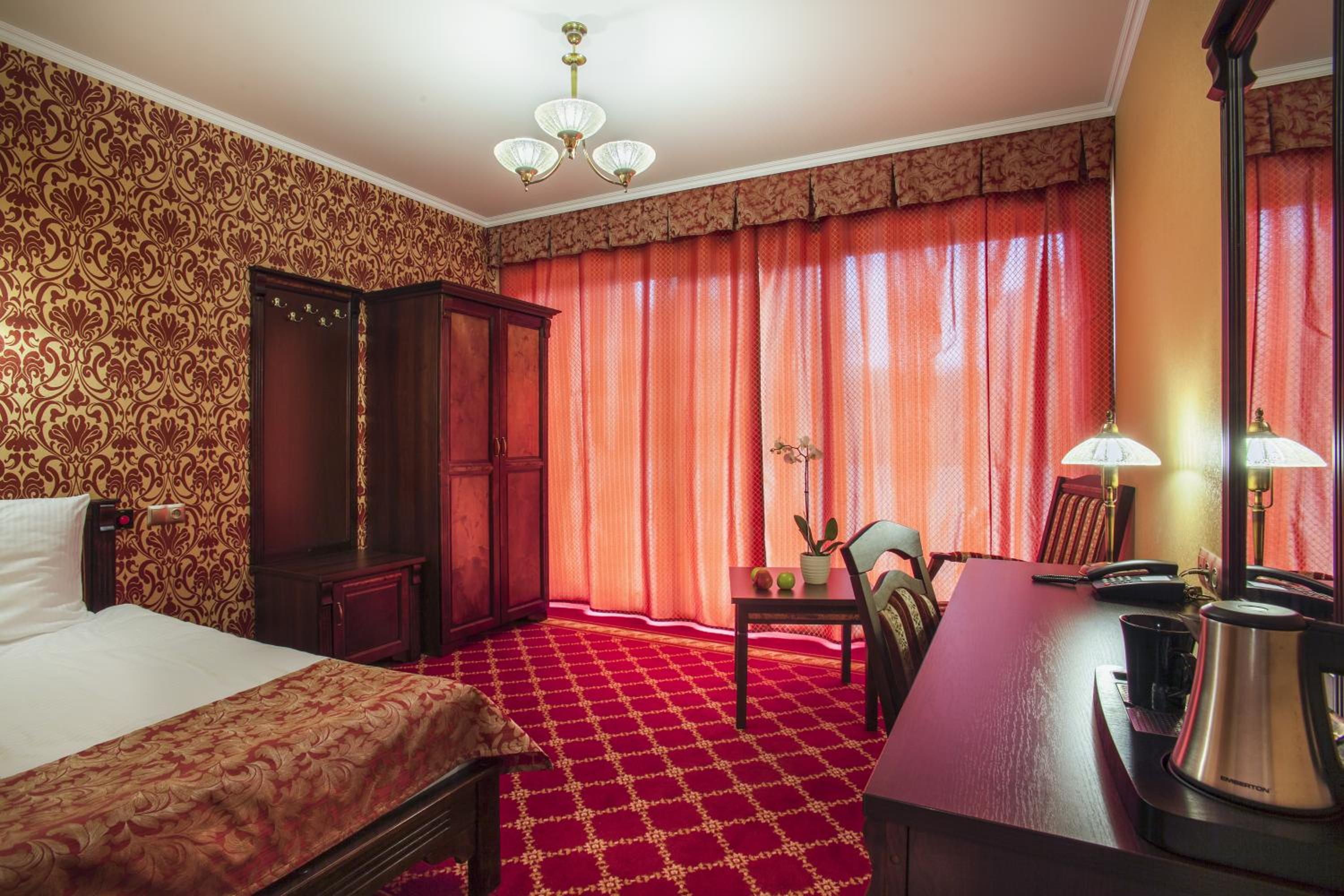 Comfort Family Room with Balcony photo 3