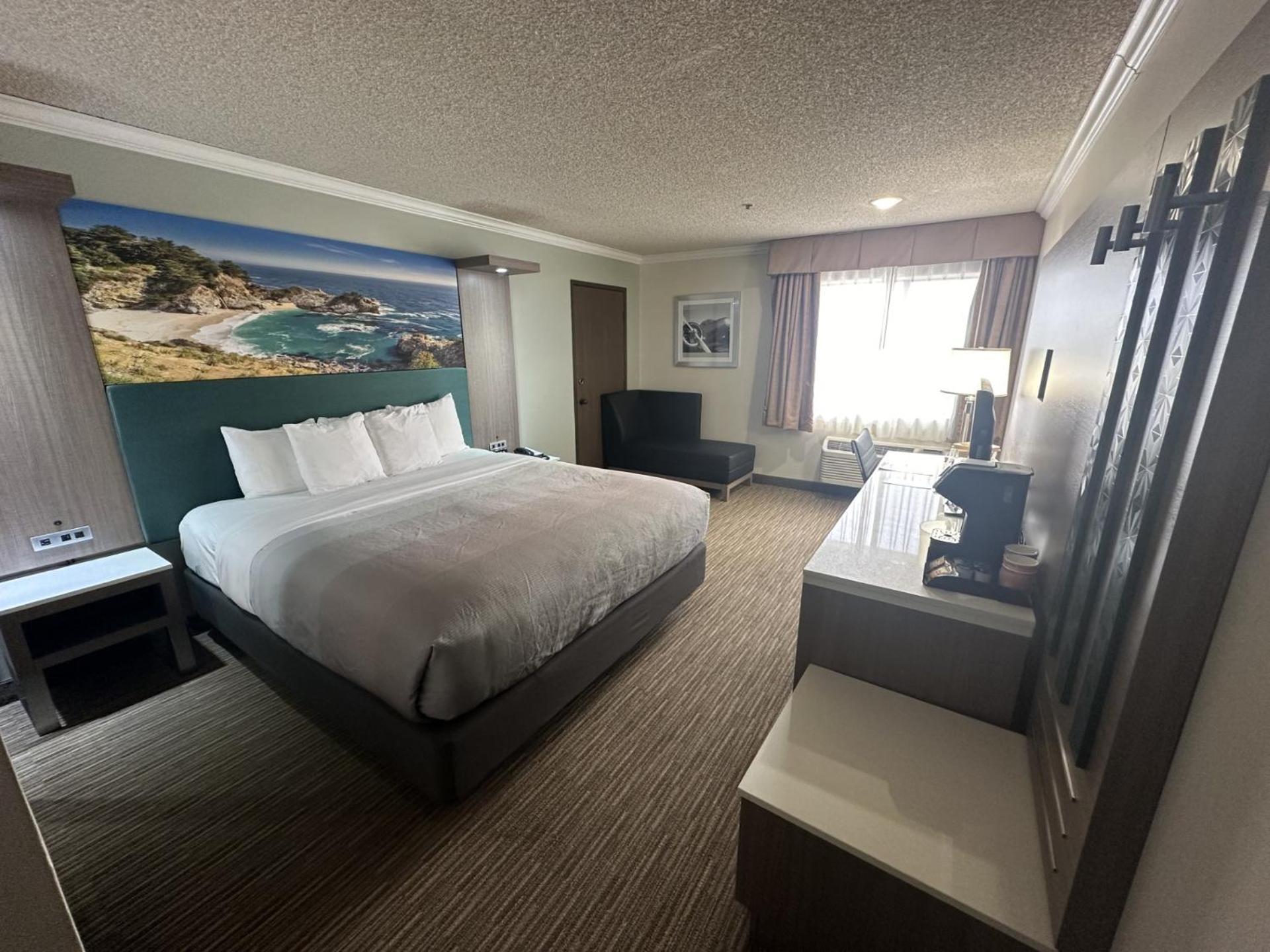 Standard Room, 1 King Bed, Non Smoking - Photo 2