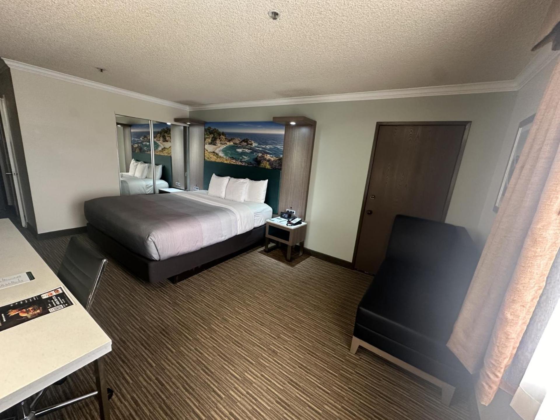 Standard Room, 1 King Bed, Non Smoking - Photo 3