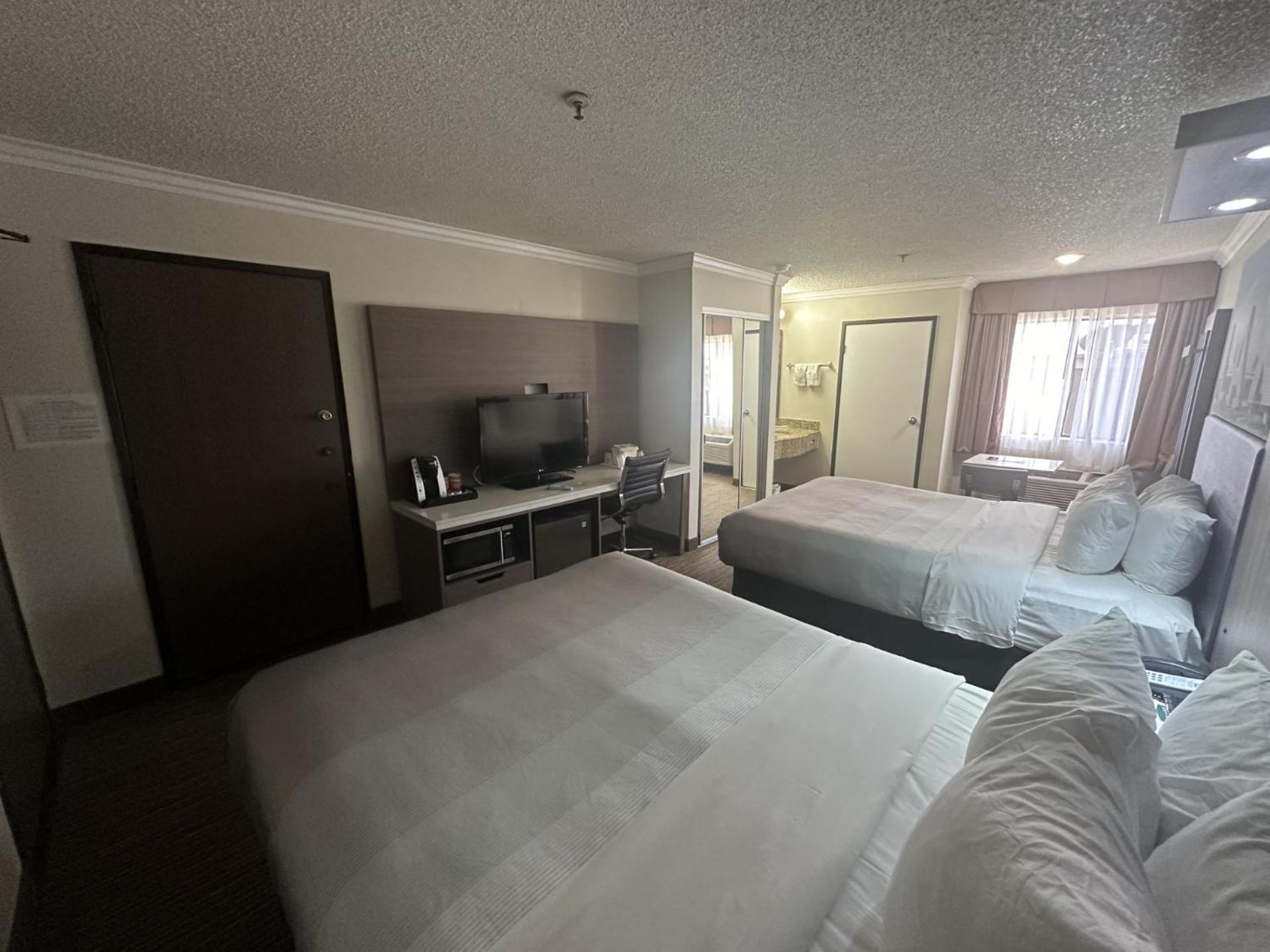 Deluxe Room, 2 Queen Beds, Top Floor, Non Smoking - Photo 2