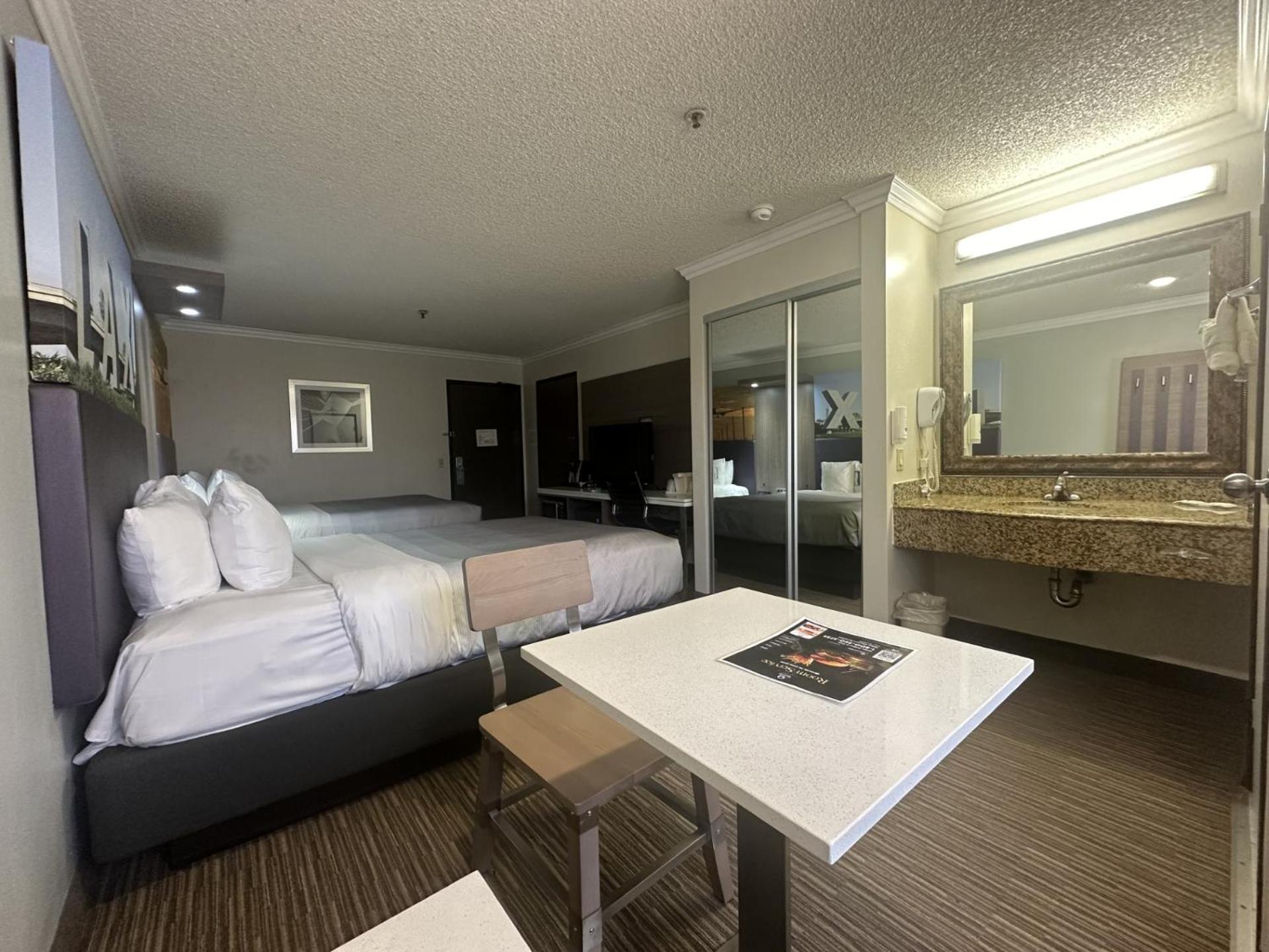 Deluxe Room, 2 Queen Beds, Top Floor, Non Smoking - Photo 1