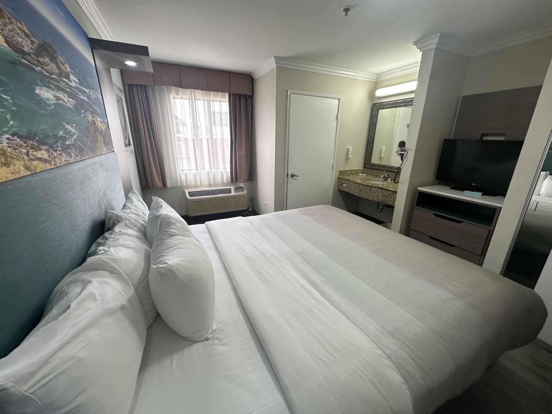 Suite, 1 King Bed with Sofa Bed, Non Smoking - Photo 3