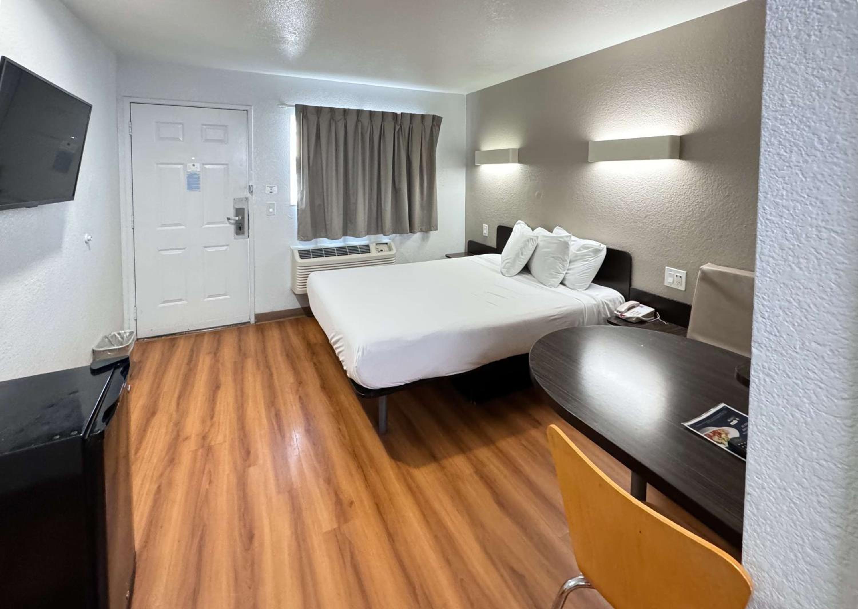 Double Room - Disability Access - Non-Smoking photo 2