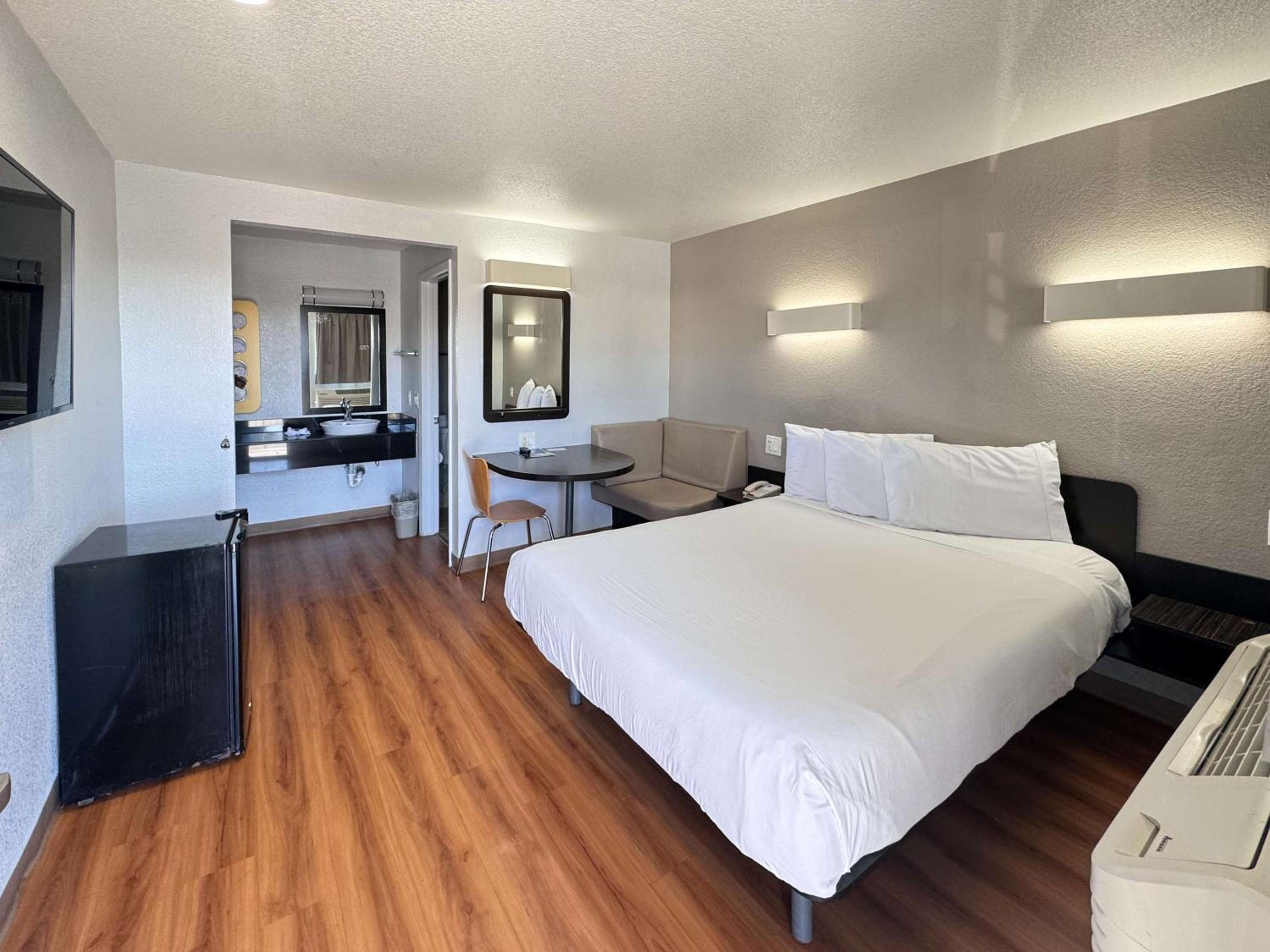 Standard Queen Room photo 2