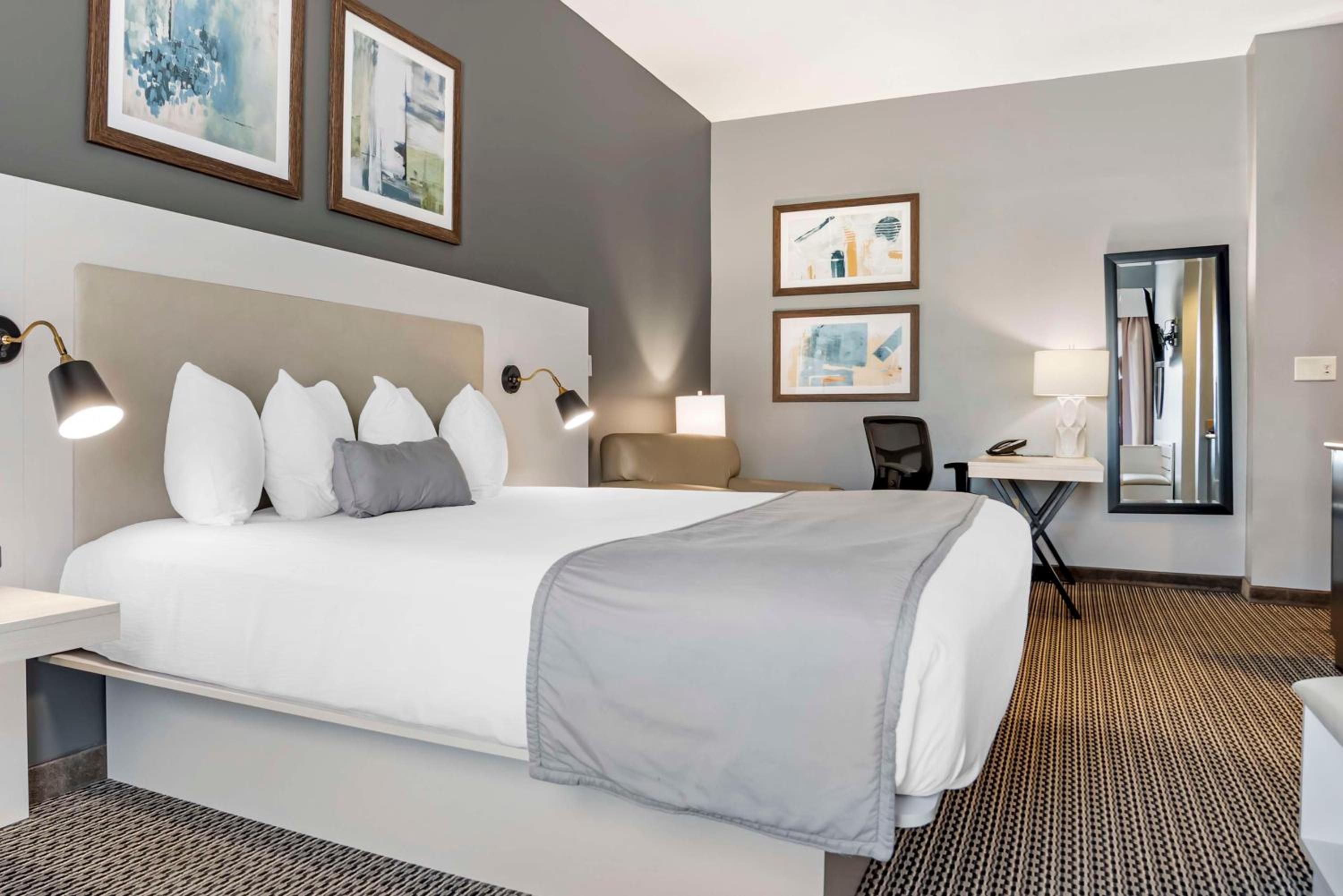 King Room with Wet Bar - Non-Smoking