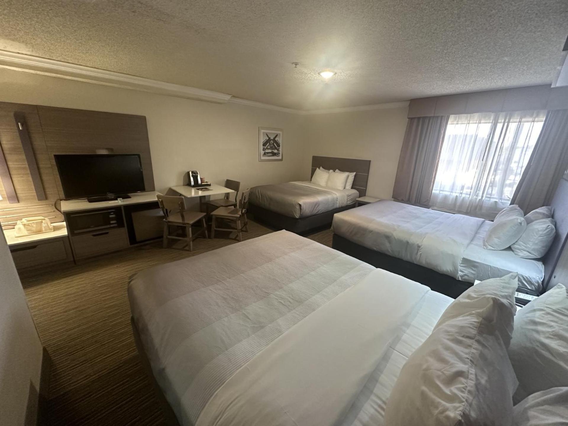 Family Room, 3 Queen Beds, Accessible Tub, Non Smoking - Photo 2