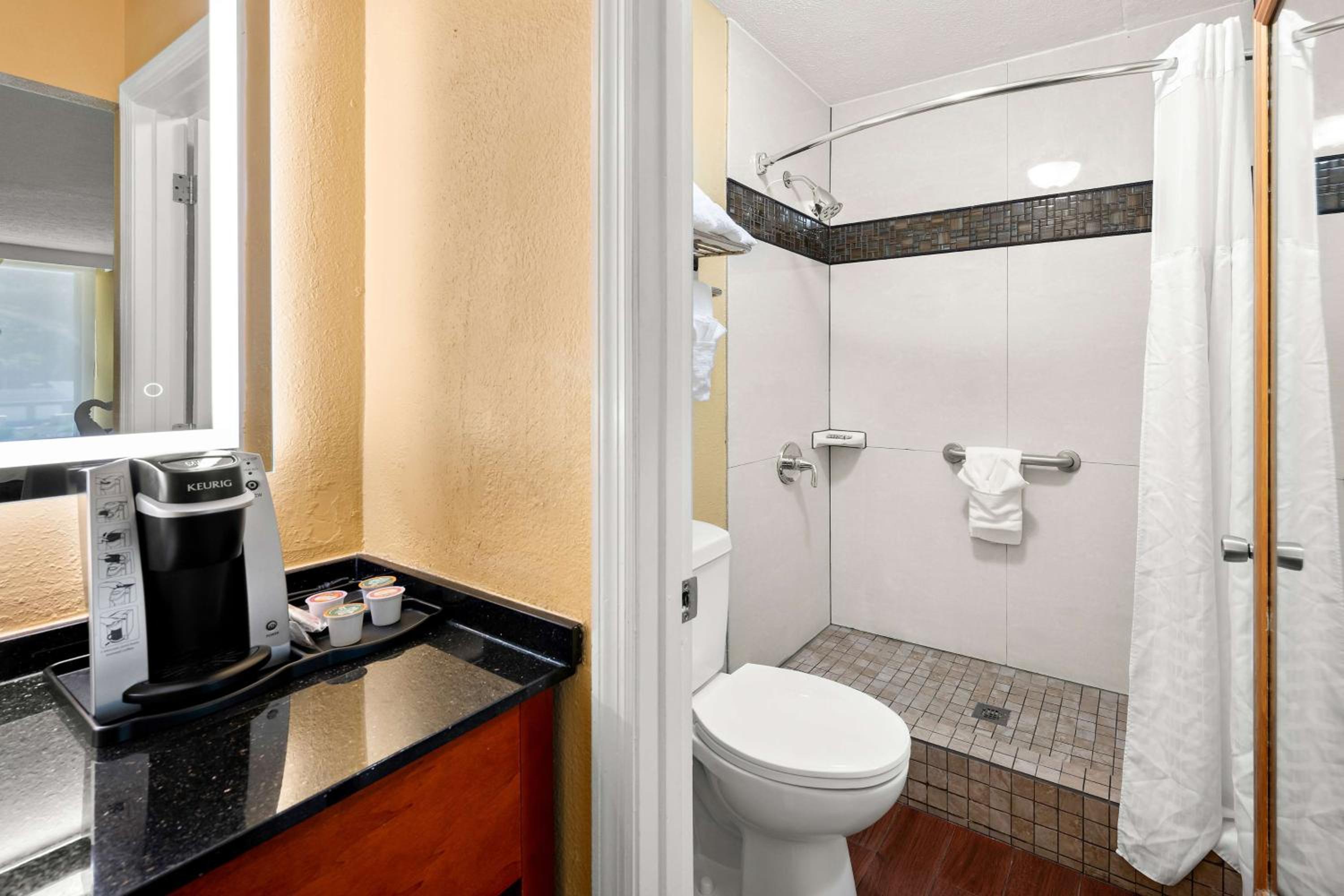 King Room - Downstairs/Non-Smoking photo 3