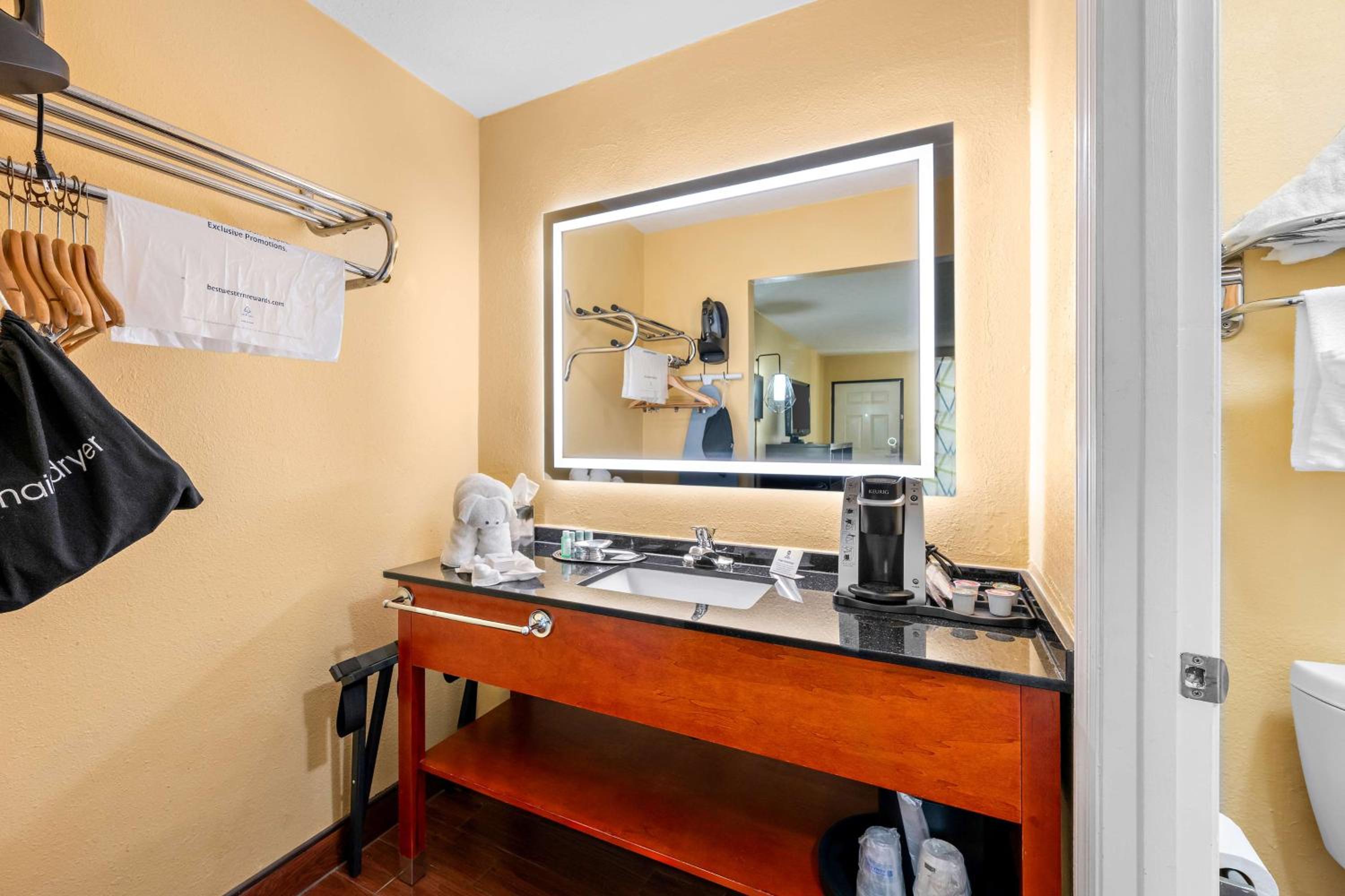 King Room - Downstairs/Non-Smoking photo 2