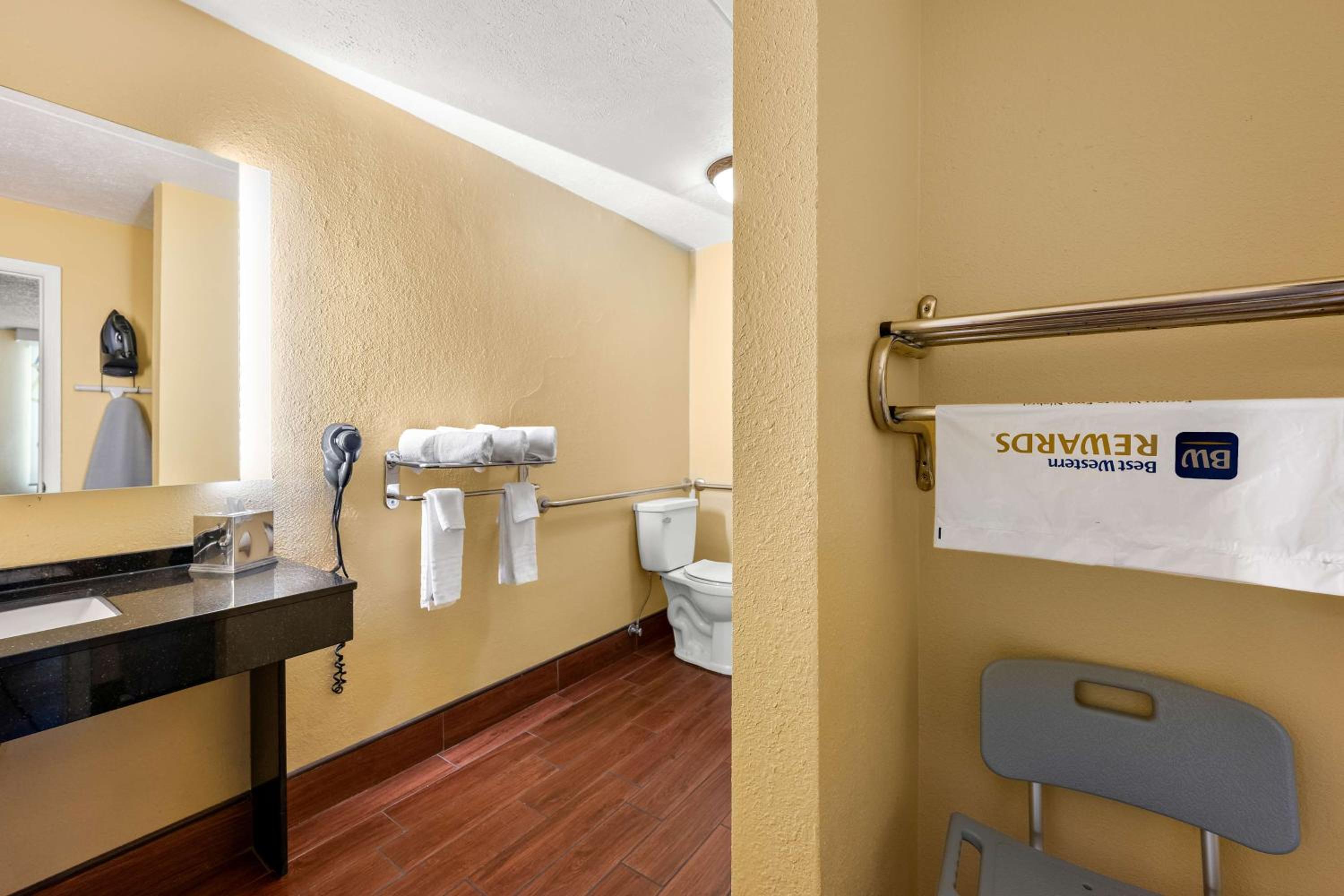 King Room with Bath Tub - Disability Access/Non-Smoking  photo 2