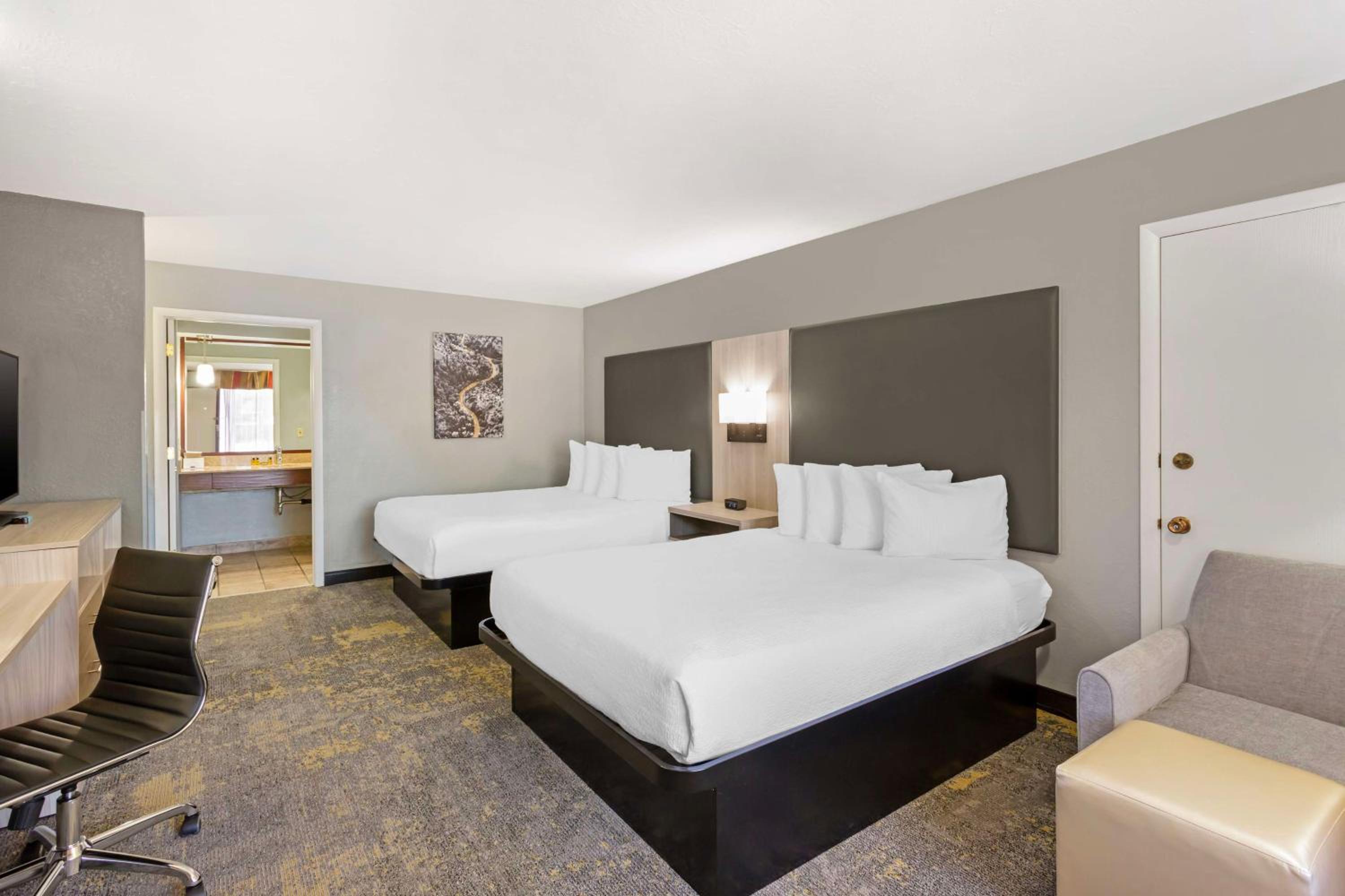 Queen Room with Two Queen Beds and Roll-In Shower - Disability Access/Non-Smoking photo 1