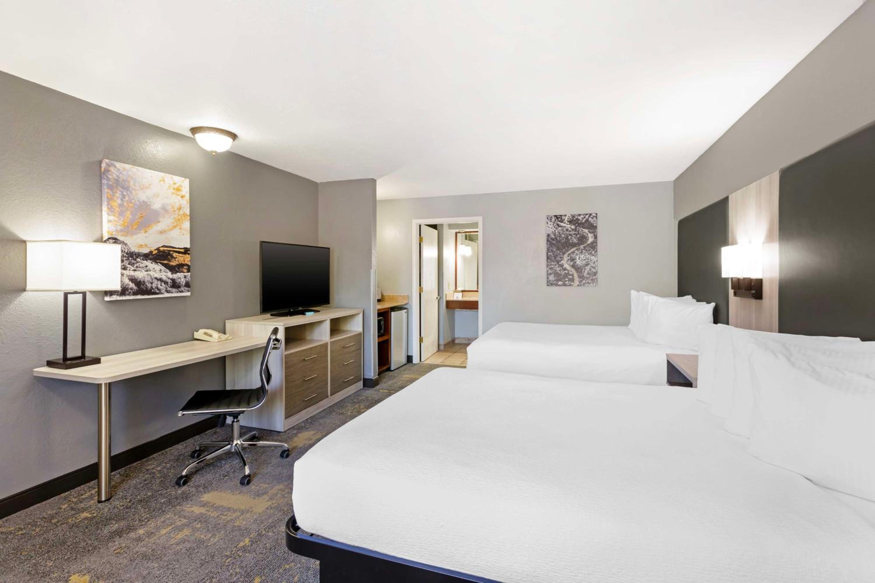 Queen Room with Two Queen Beds with Sofa Bed photo 3