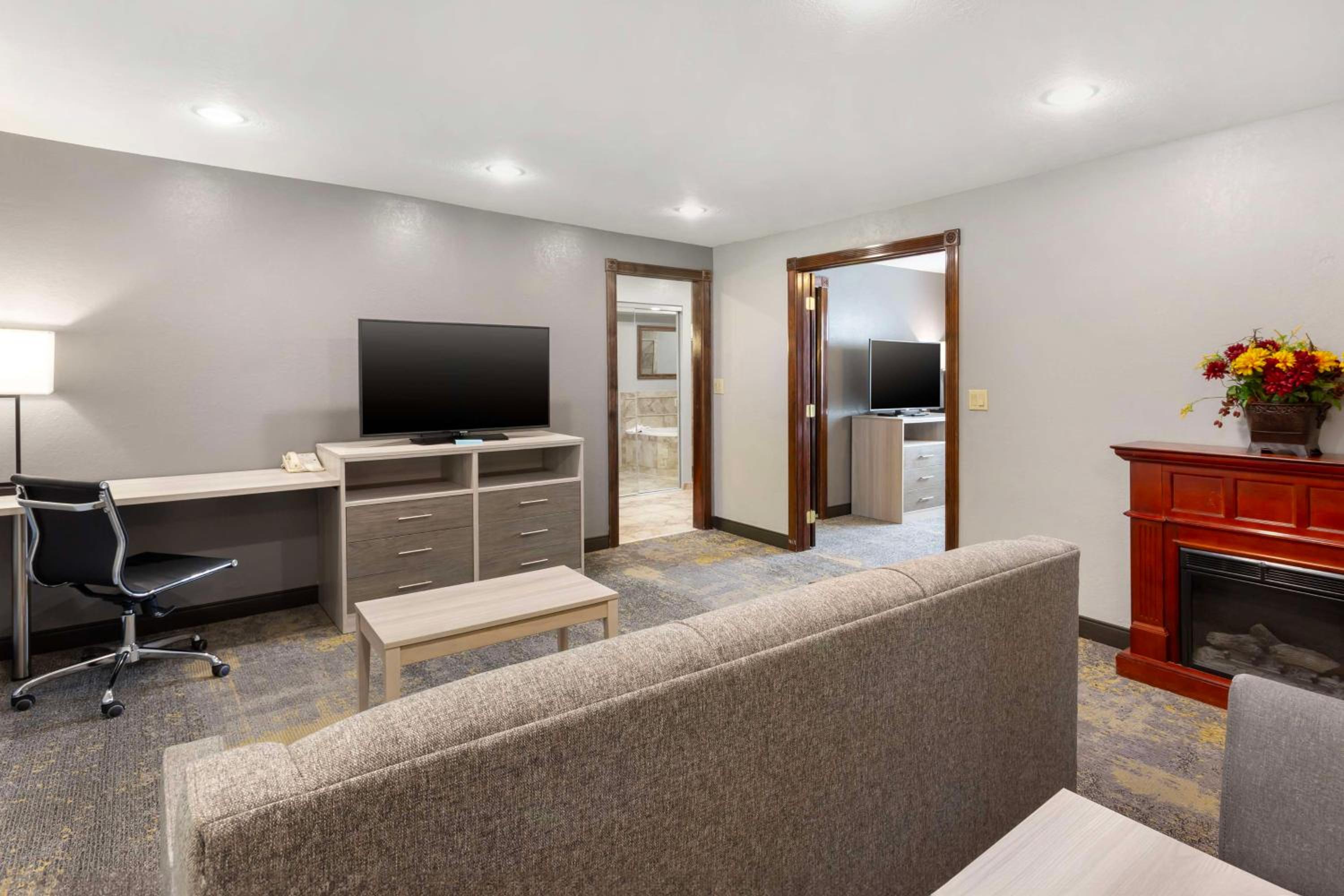 King Suite with Sofa Bed and Spa Bath - Fireplace photo 3