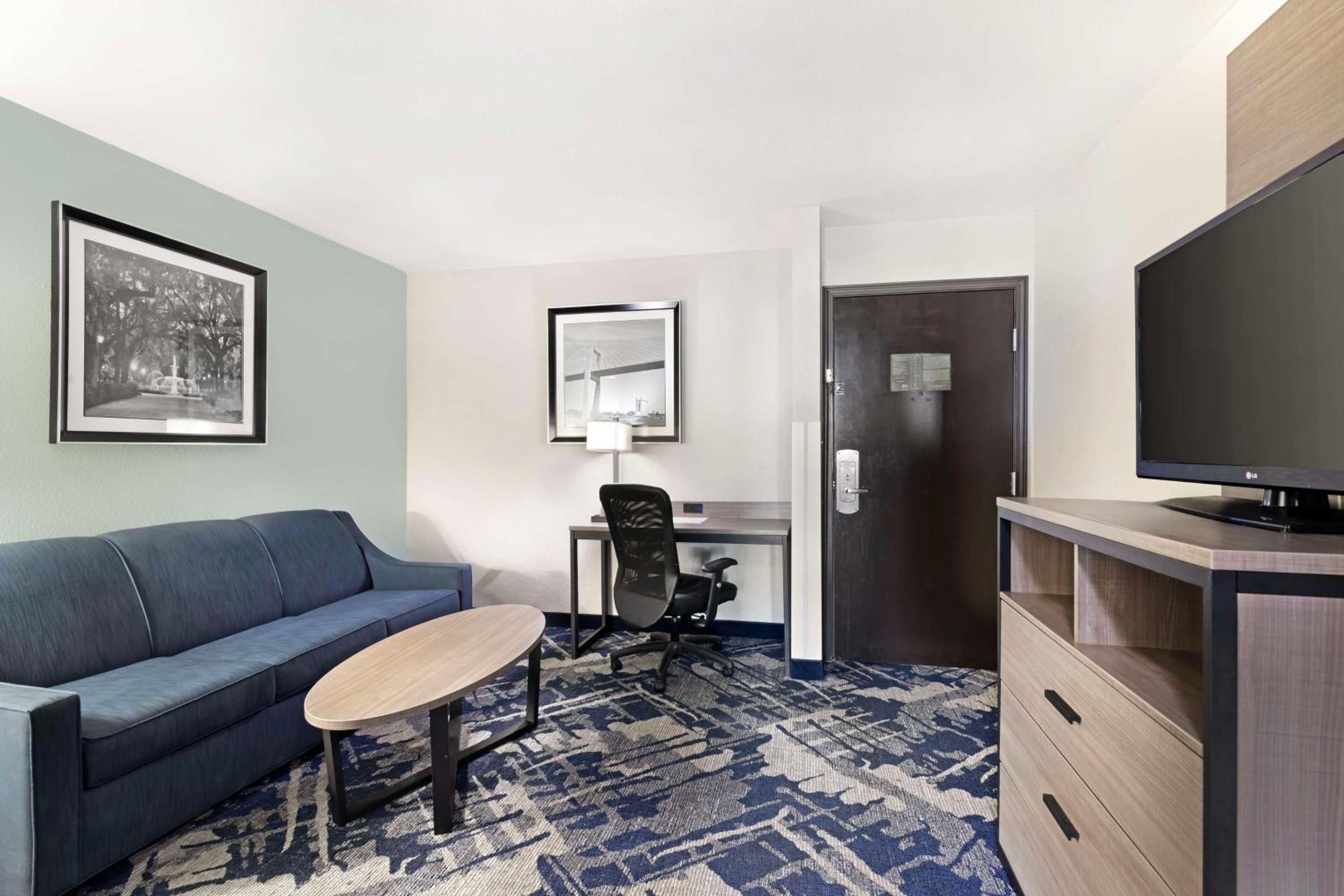 Business Queen Suite with Two Queen Beds - Non-Smoking - Photo 1