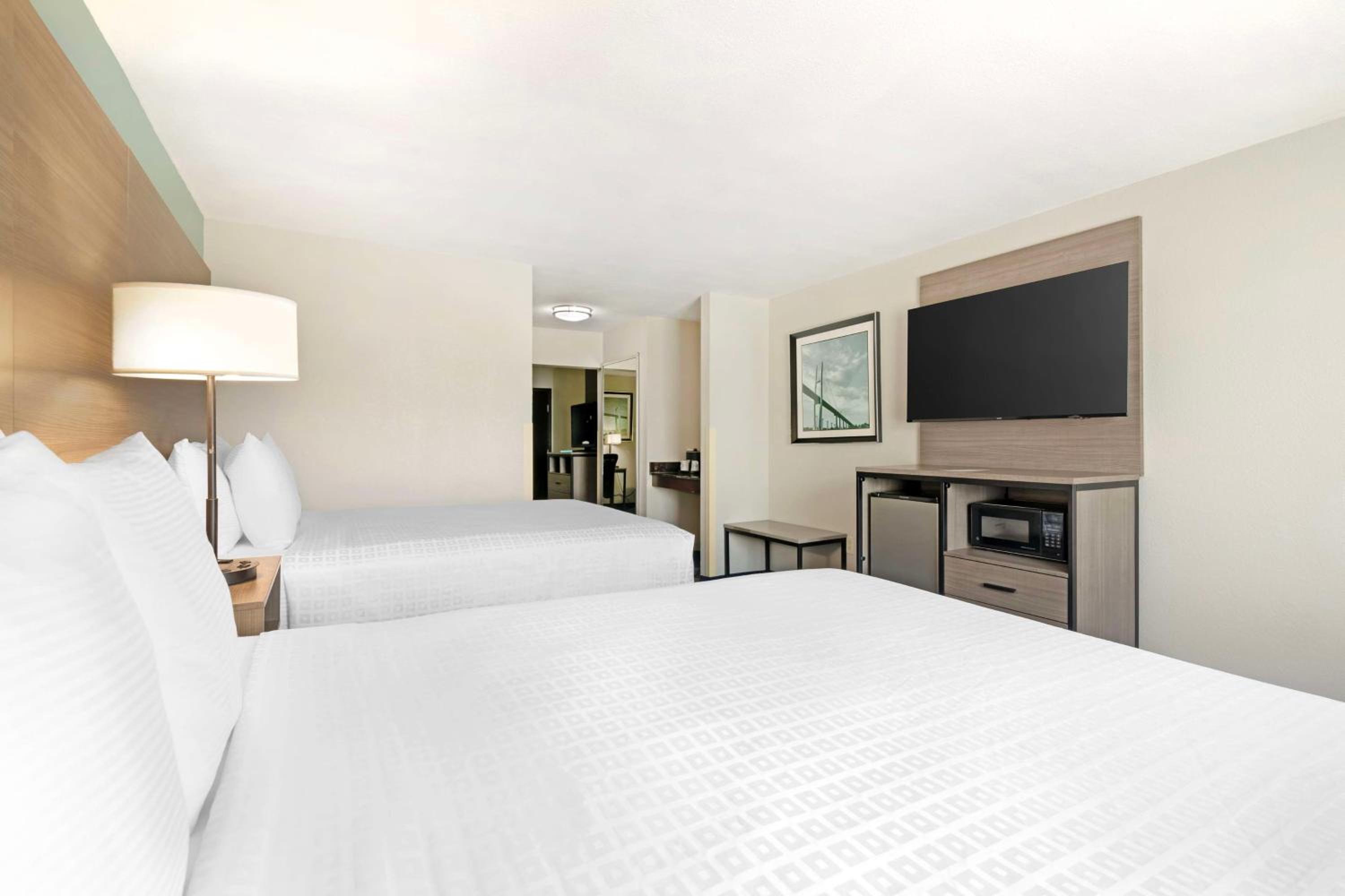 Business Queen Suite with Two Queen Beds - Non-Smoking - Photo 2