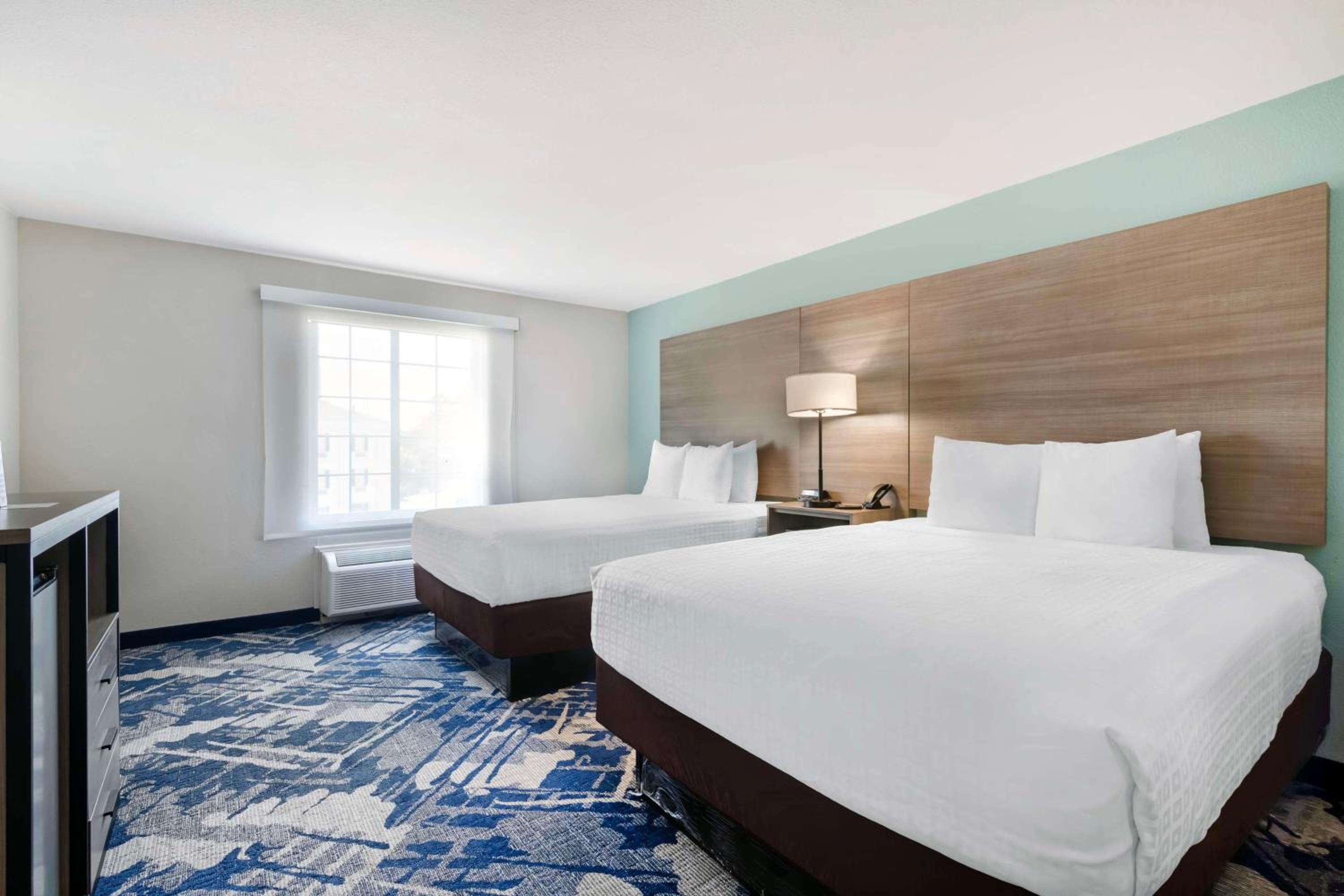 Business Queen Suite with Two Queen Beds - Non-Smoking - Photo 3
