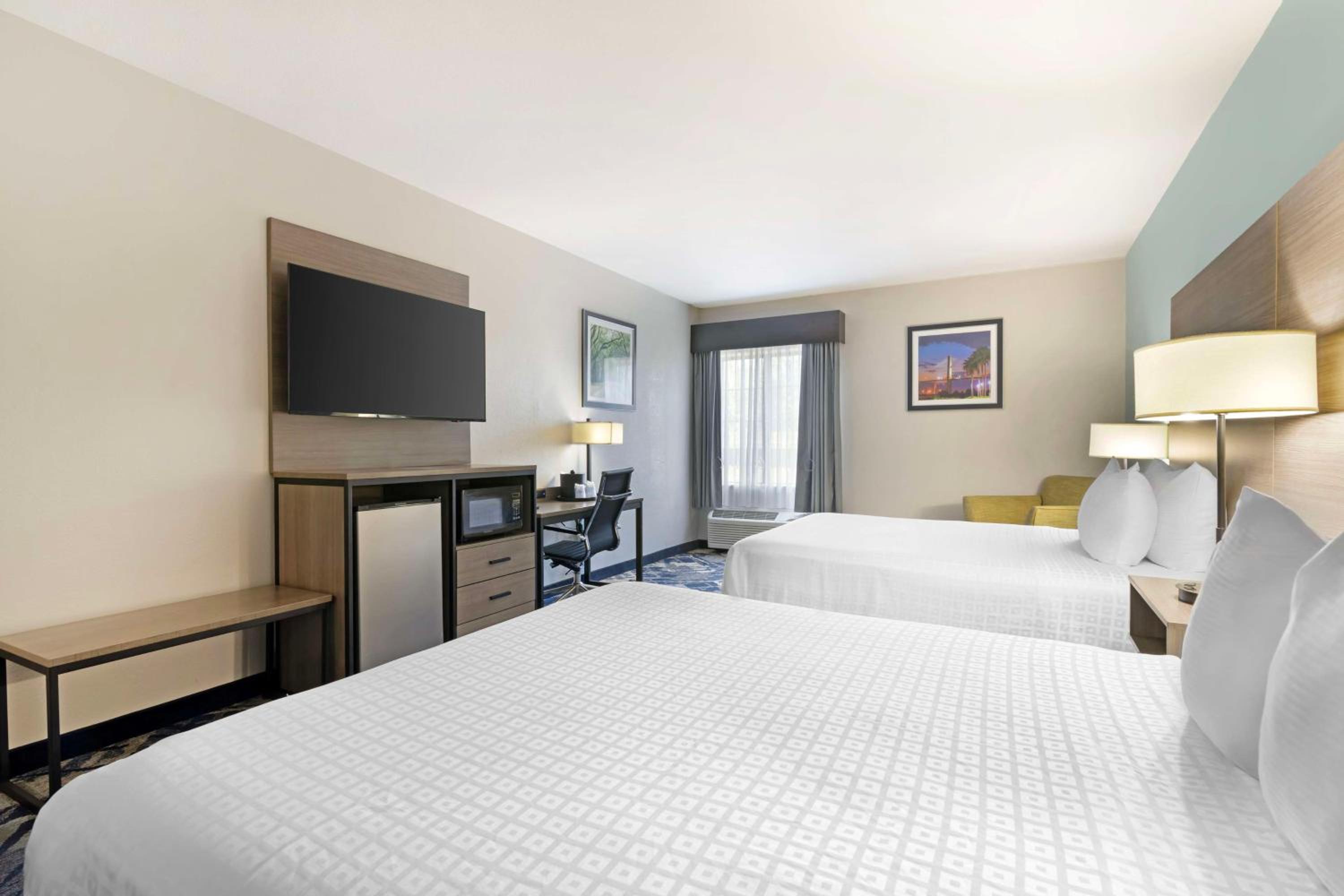 Queen Suite with Two Queen Beds and Bathtub - Disability Access/Non-Smoking - Photo 2