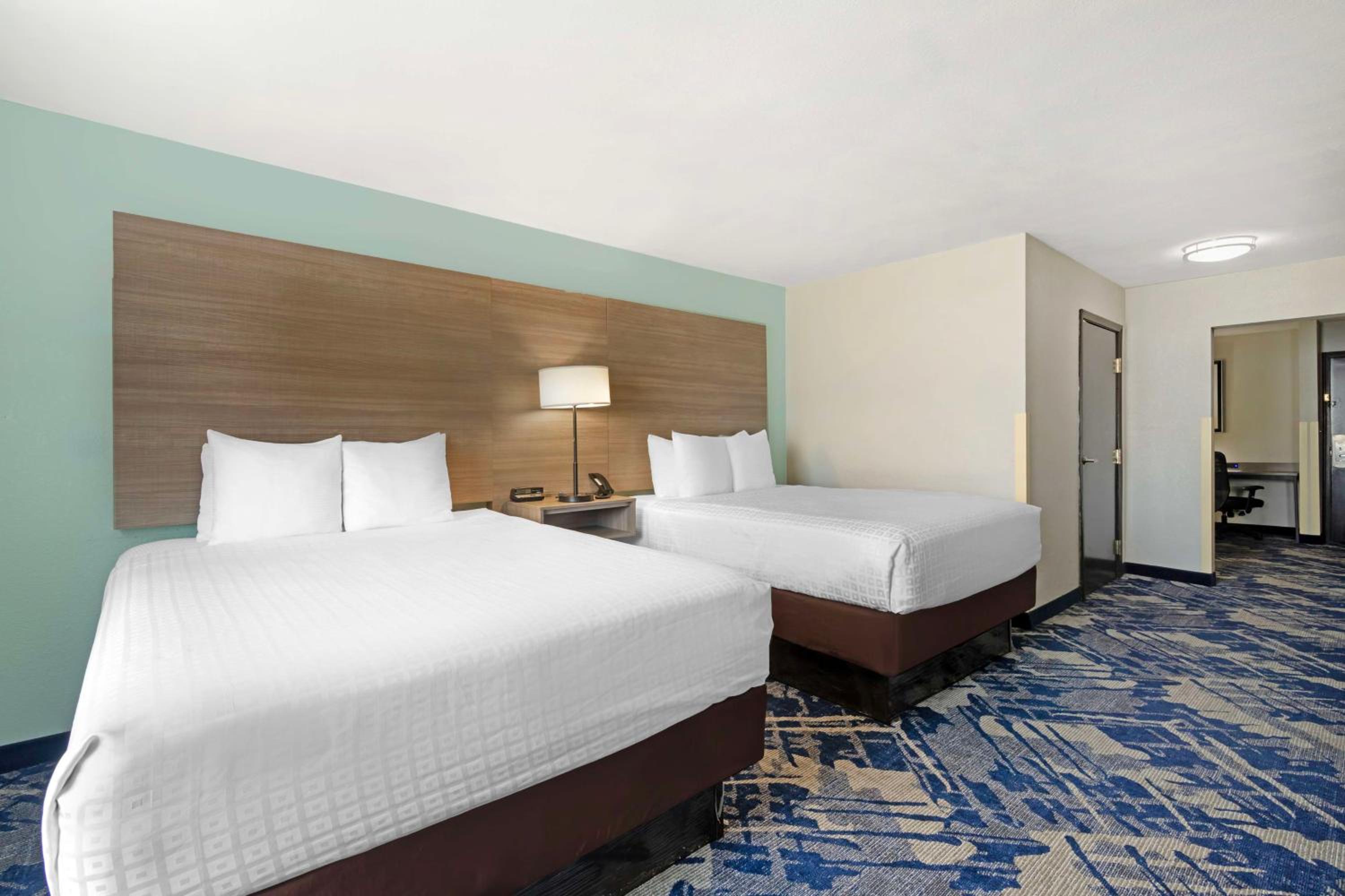 Business Queen Suite with Two Queen Beds - Non-Smoking - Photo 5