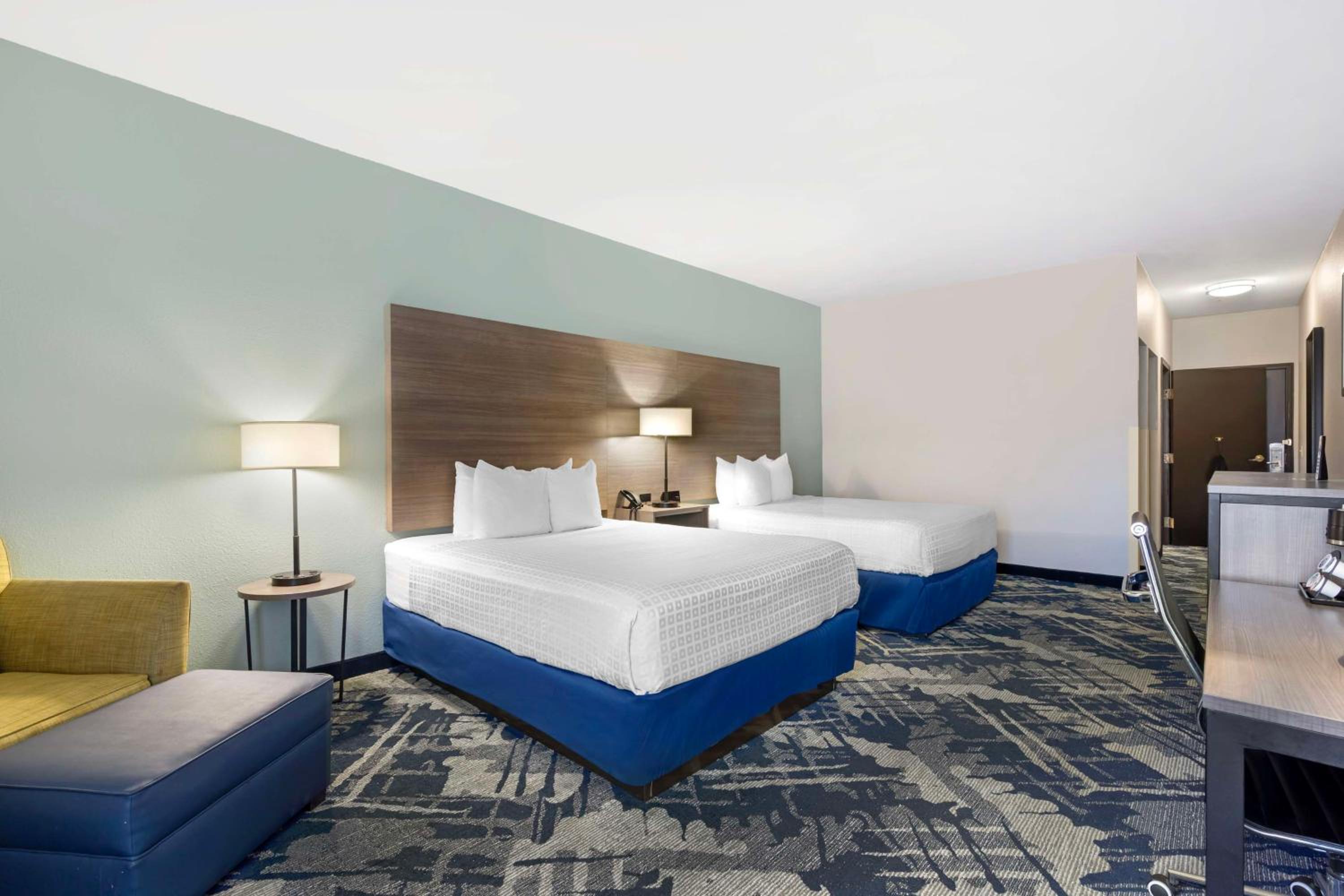 Queen Suite with Two Queen Beds and Bathtub - Disability Access/Non-Smoking - Photo 3