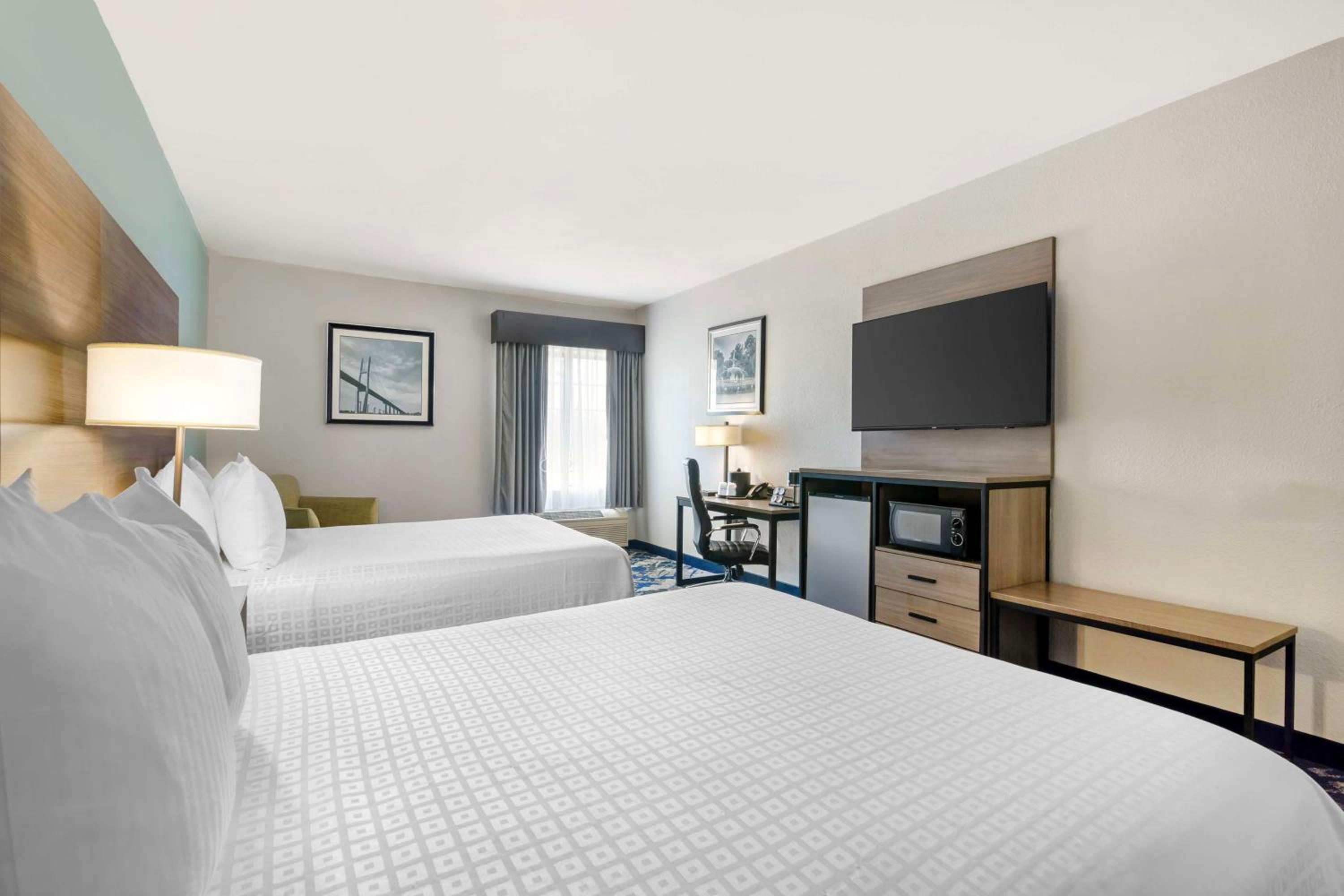 Queen Suite with 2 Queen Beds - Disability Access - Non-Smoking - Photo 3