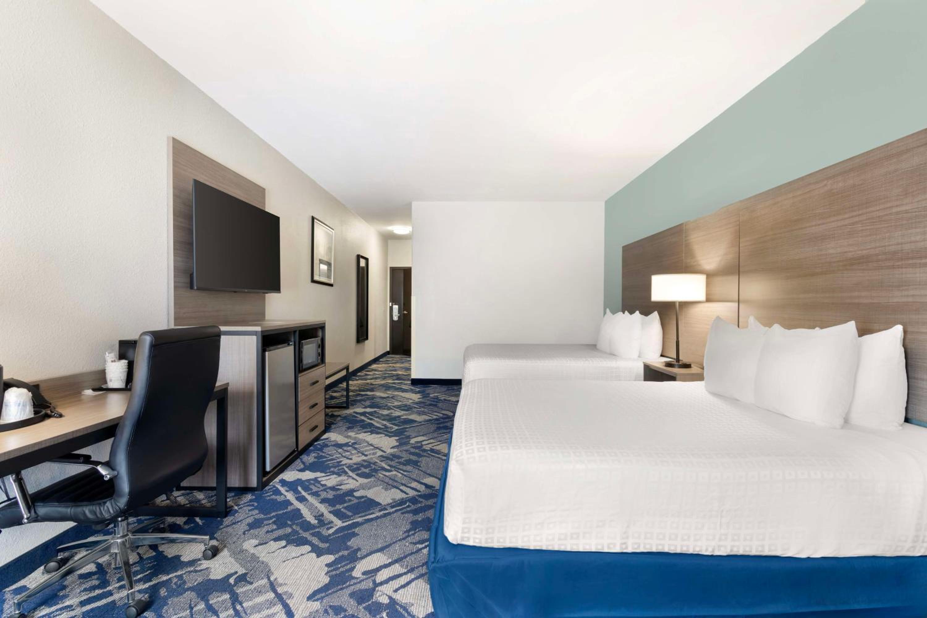Queen Suite with 2 Queen Beds - Disability Access - Non-Smoking - Photo 5
